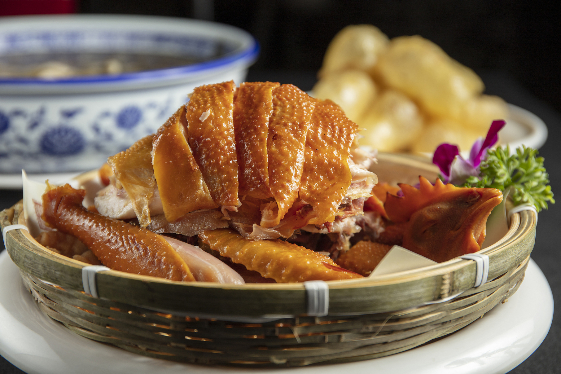 品尝荆门特产风干鸡,是一次独特的味觉体验,它不仅是一道美食,更是一