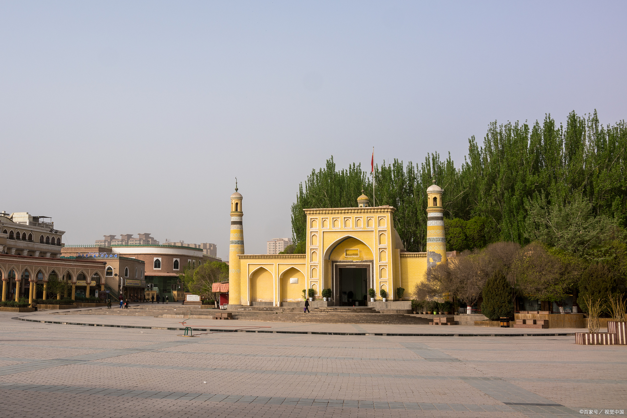 哈密是新疆的一个美丽城市,拥有丰富的历史和壮丽的自然景观.