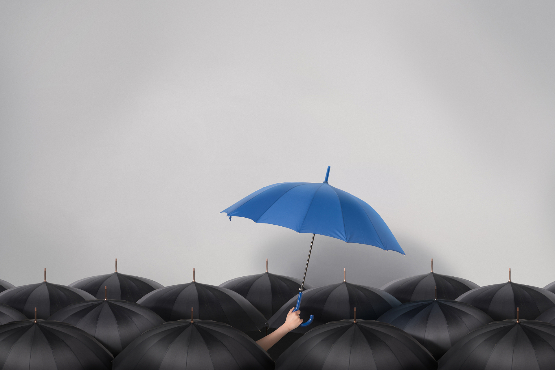 人生如伞,撑得开,收得拢  撑起伞,走在雨中 雨滴打在伞面上,滴答作响