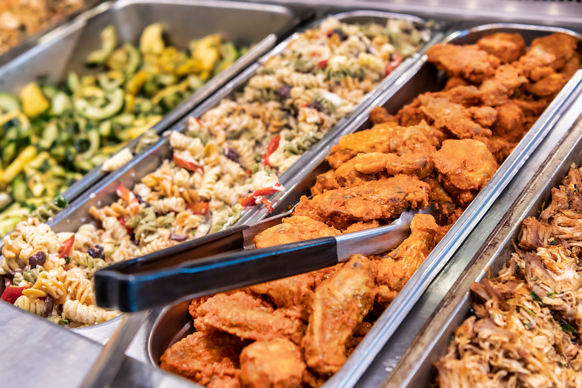 中式快餐种类丰富,包括饭食,面条,面点,饮料小吃等;西式快餐则以汉堡