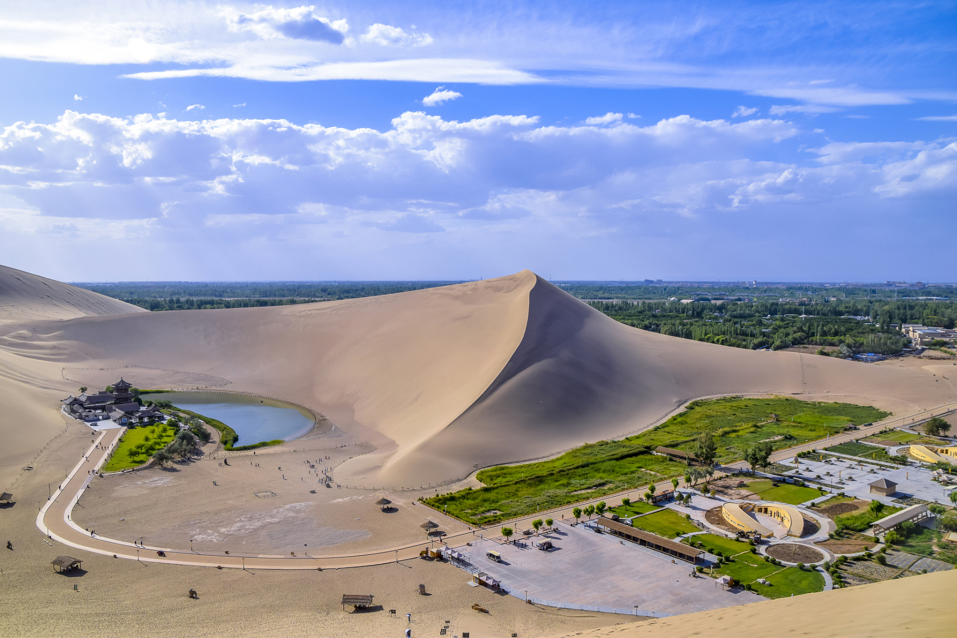 嬉行记# 敦煌大月牙湖,又称敦煌蒙湖,位于中国甘肃省敦煌市,是敦煌