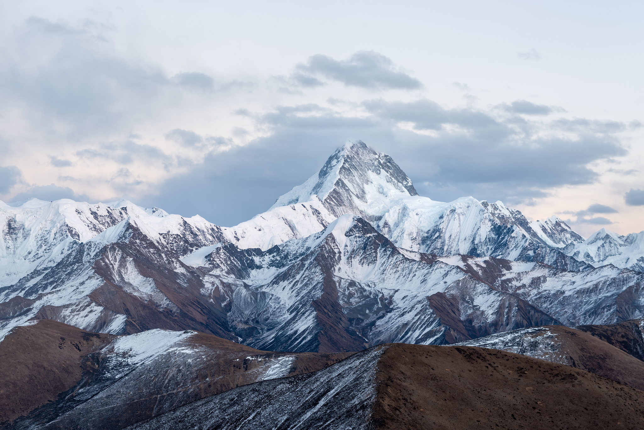 贡嘎雪山,玉龙雪山,南迦巴瓦,天山和黄山是中国五座最美丽的山峰之一