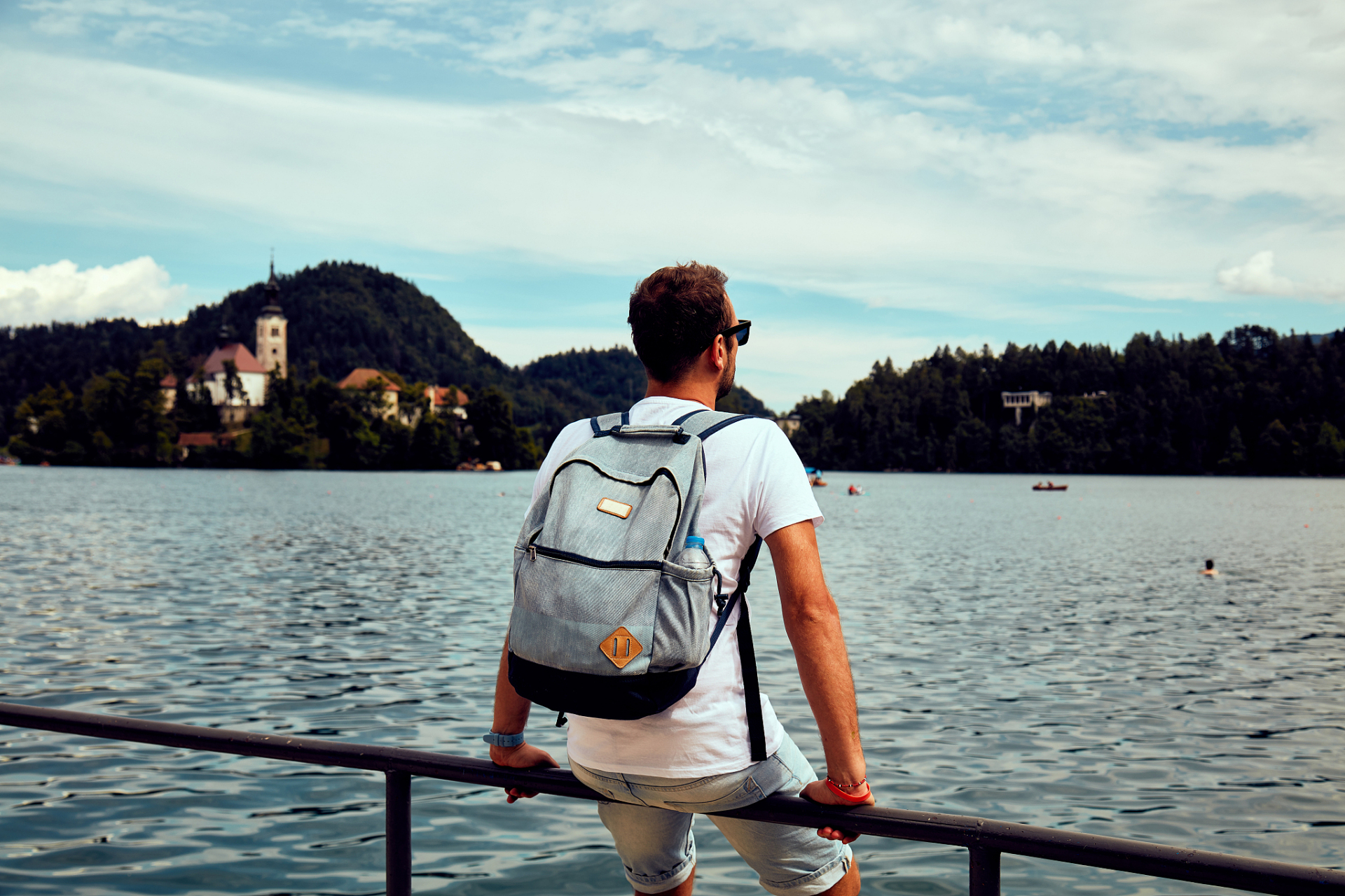 一个人出去,最好也别跟团,就随性的玩.