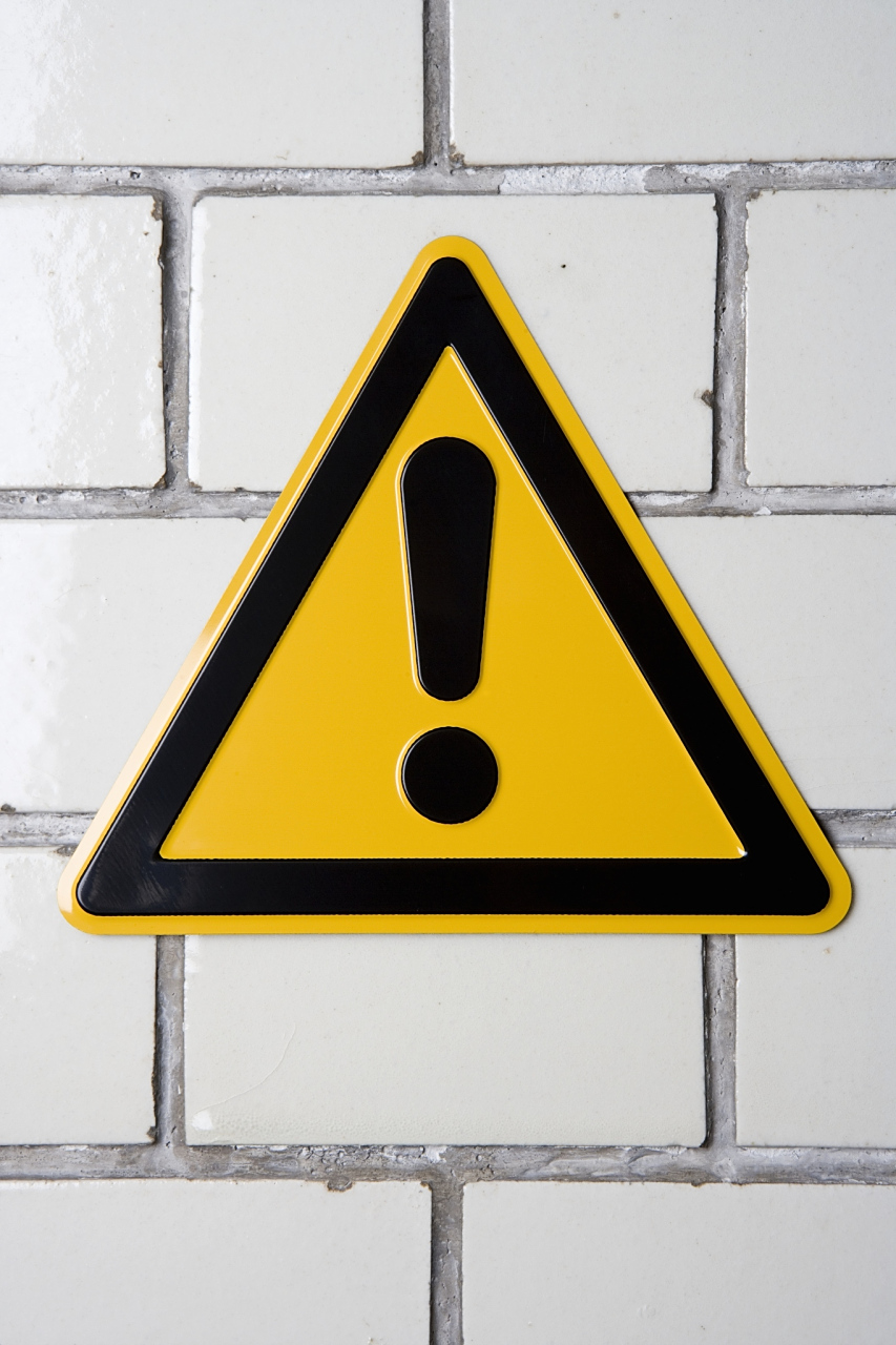 【不放警示牌造成追尾要负责吗】 不放警示牌造成追尾要负责的.