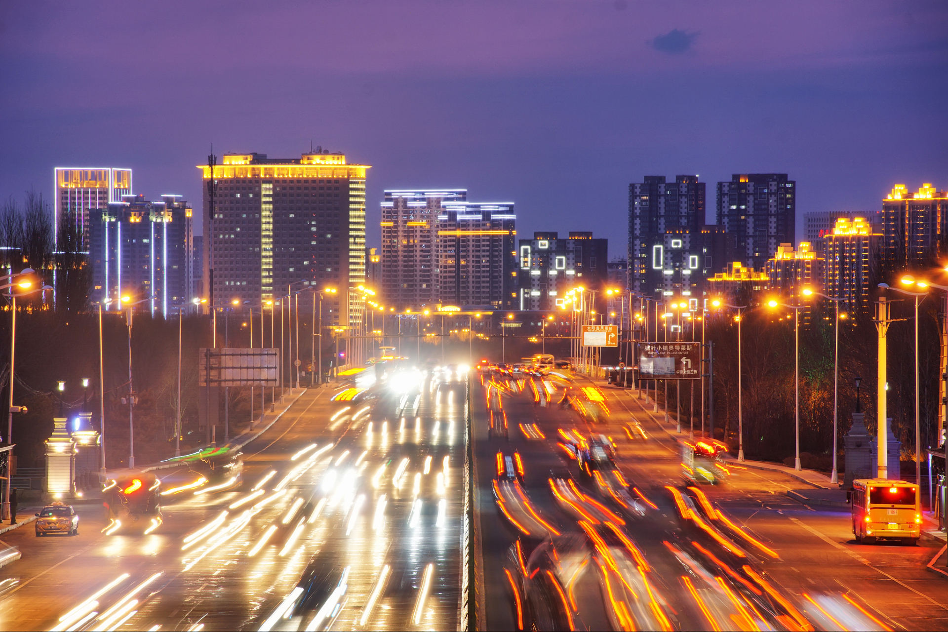 接下来,我将从以下几个方面来描述长春的夜景:  11566 市中心的