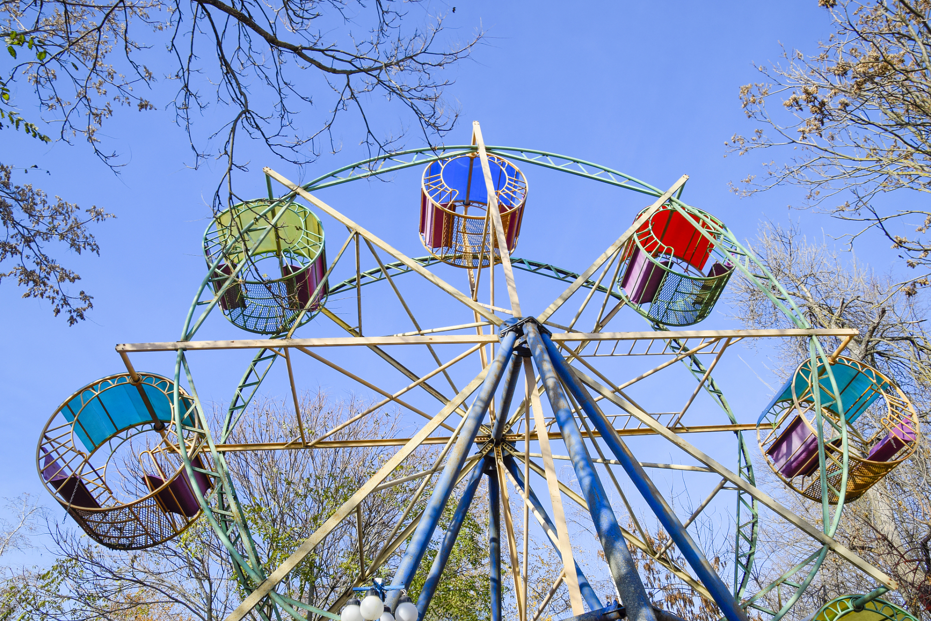 胜利公园是一个充满欢声笑语的场所,拥有多种游乐设施,适合各个年龄段