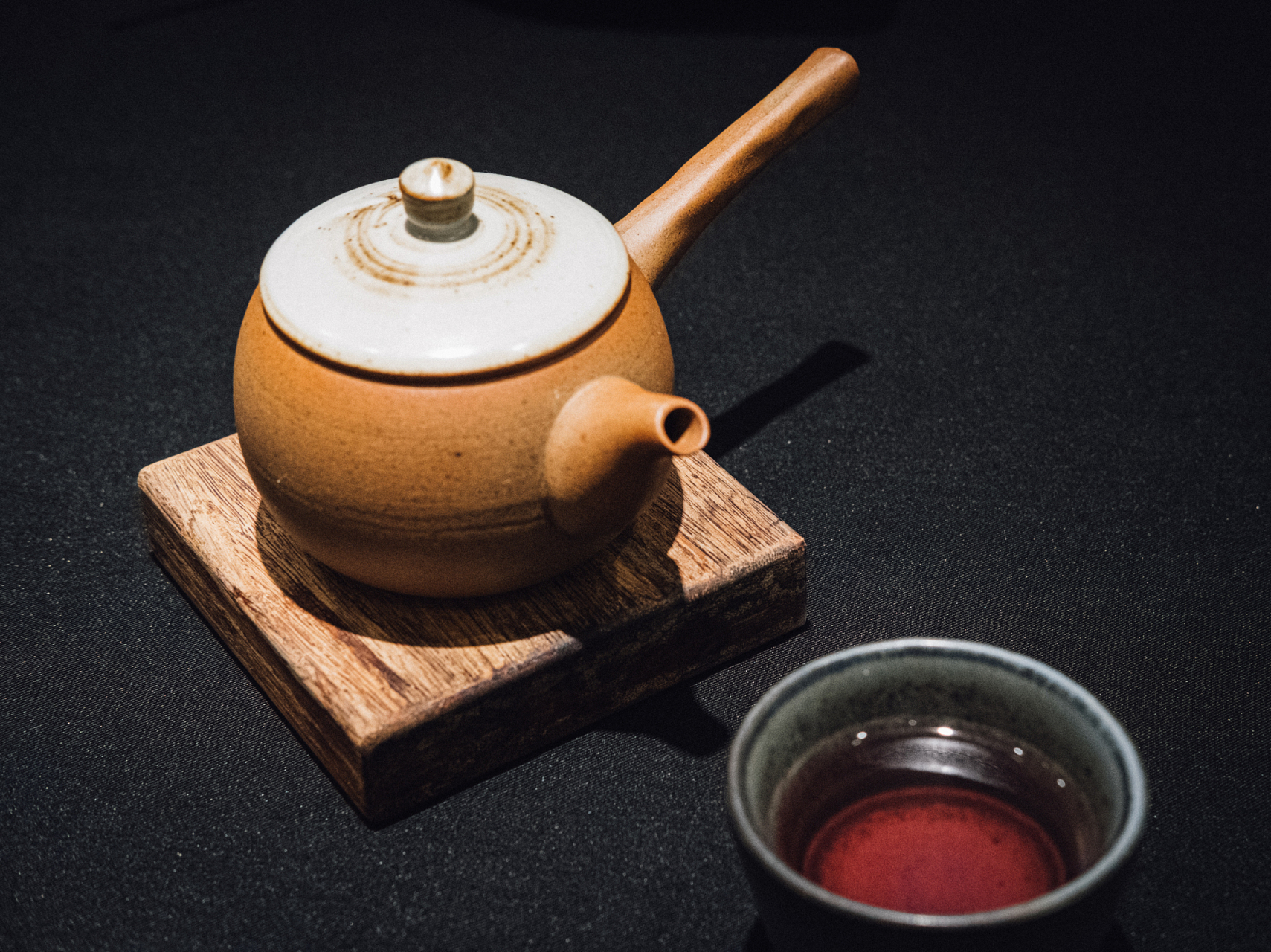 今天偶然翻到一幅茶香炉的画作,我不禁被画中那个静谧而舒适的场景所