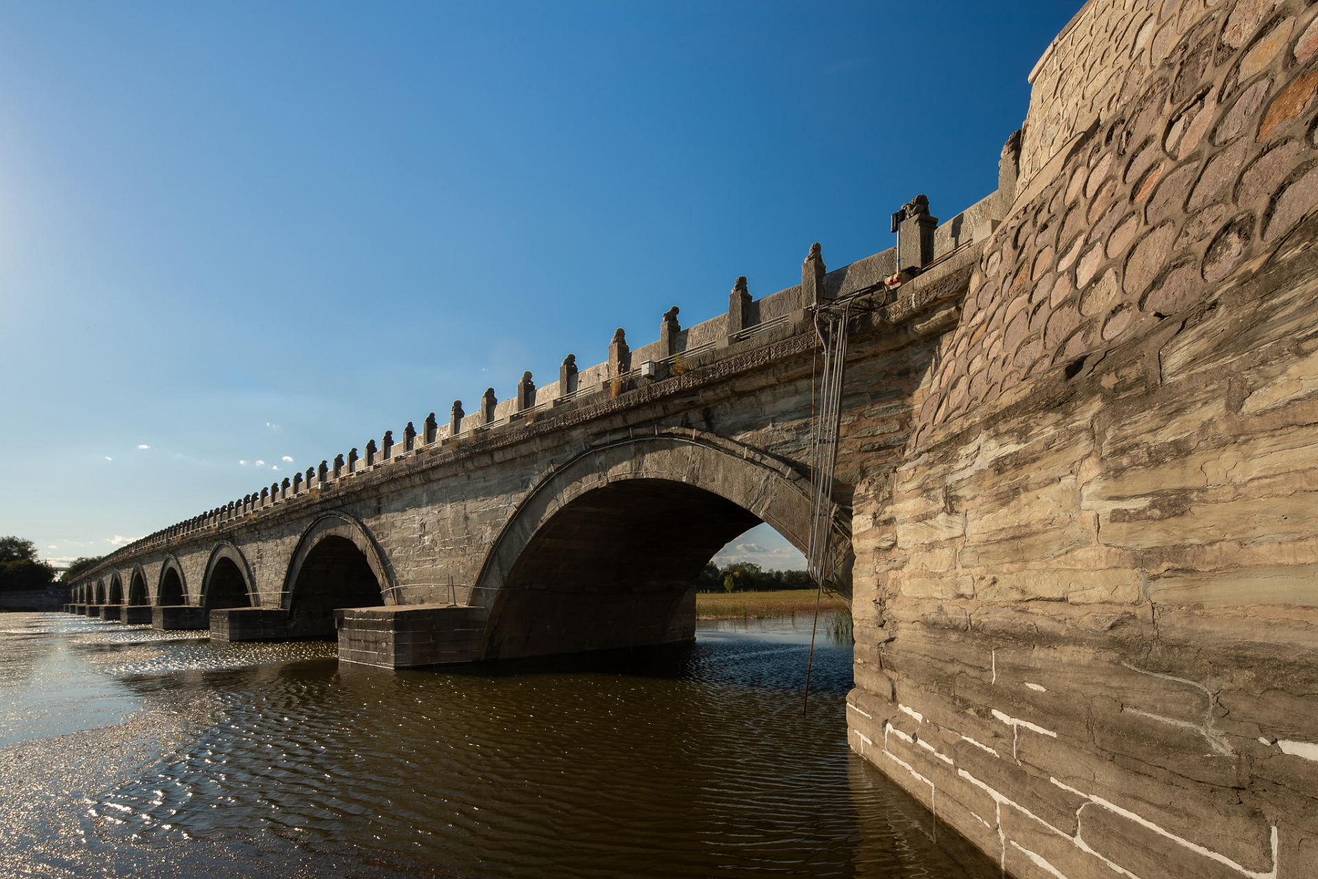 卢沟桥是北京现存最古老的石造联拱桥,始建于金代大定二十九年(1189).