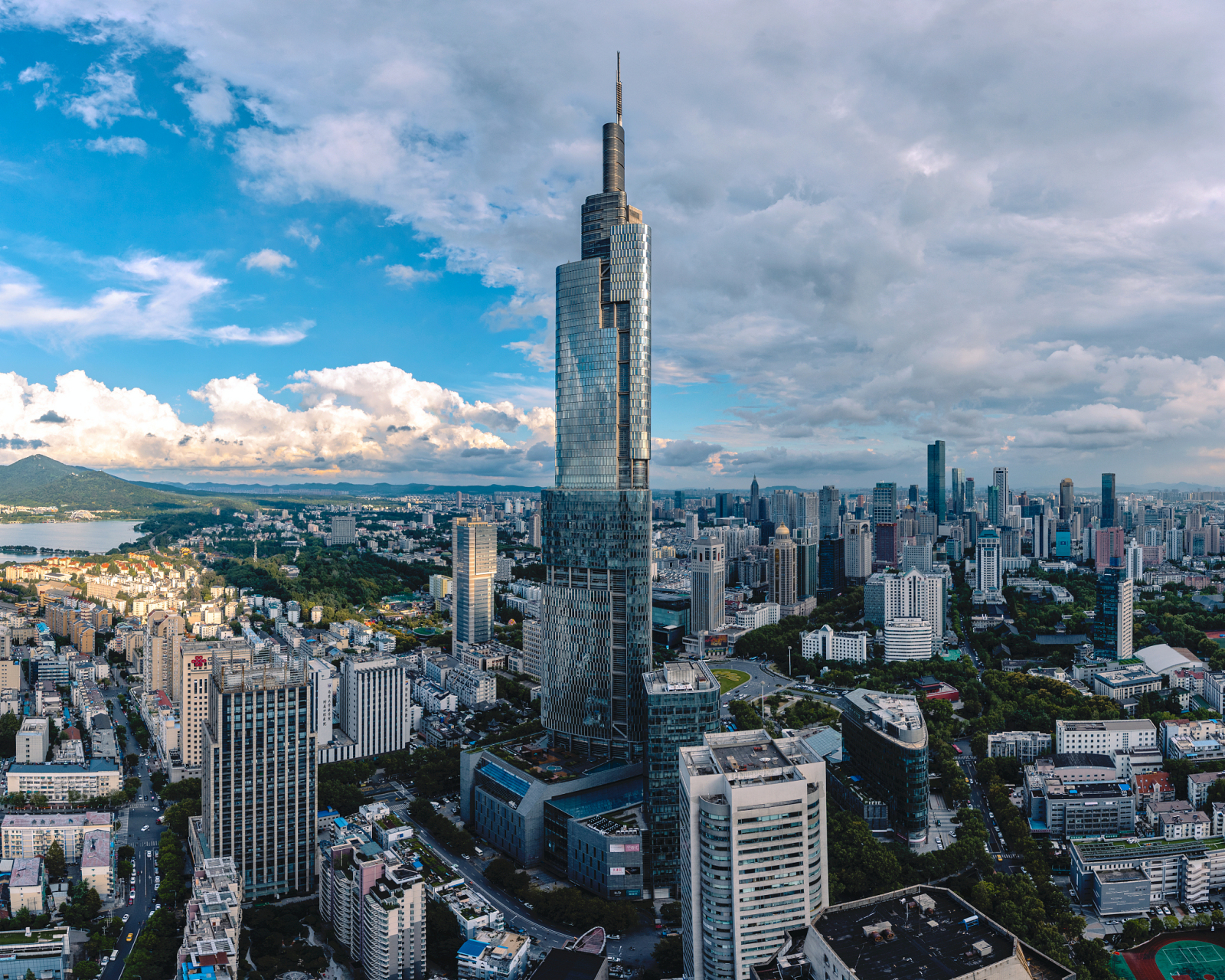 这座大厦位于南京市鼓楼区中央路1号,是南京的标志性建筑之一,也常被