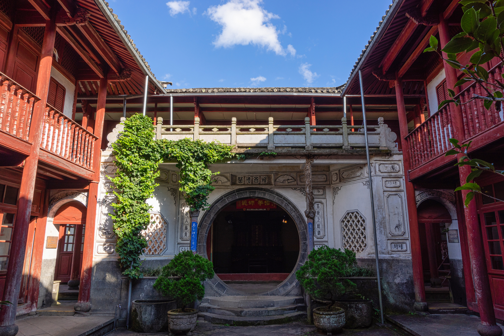 陈家大院位于四川省西昌市川兴镇高山堡,是保存较好的院落式古民居.