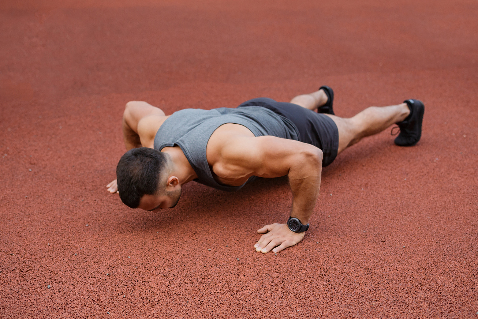 不论男女,做"俯卧撑"的时候,建议避开3个误区 呼吸方式  众所周知人们