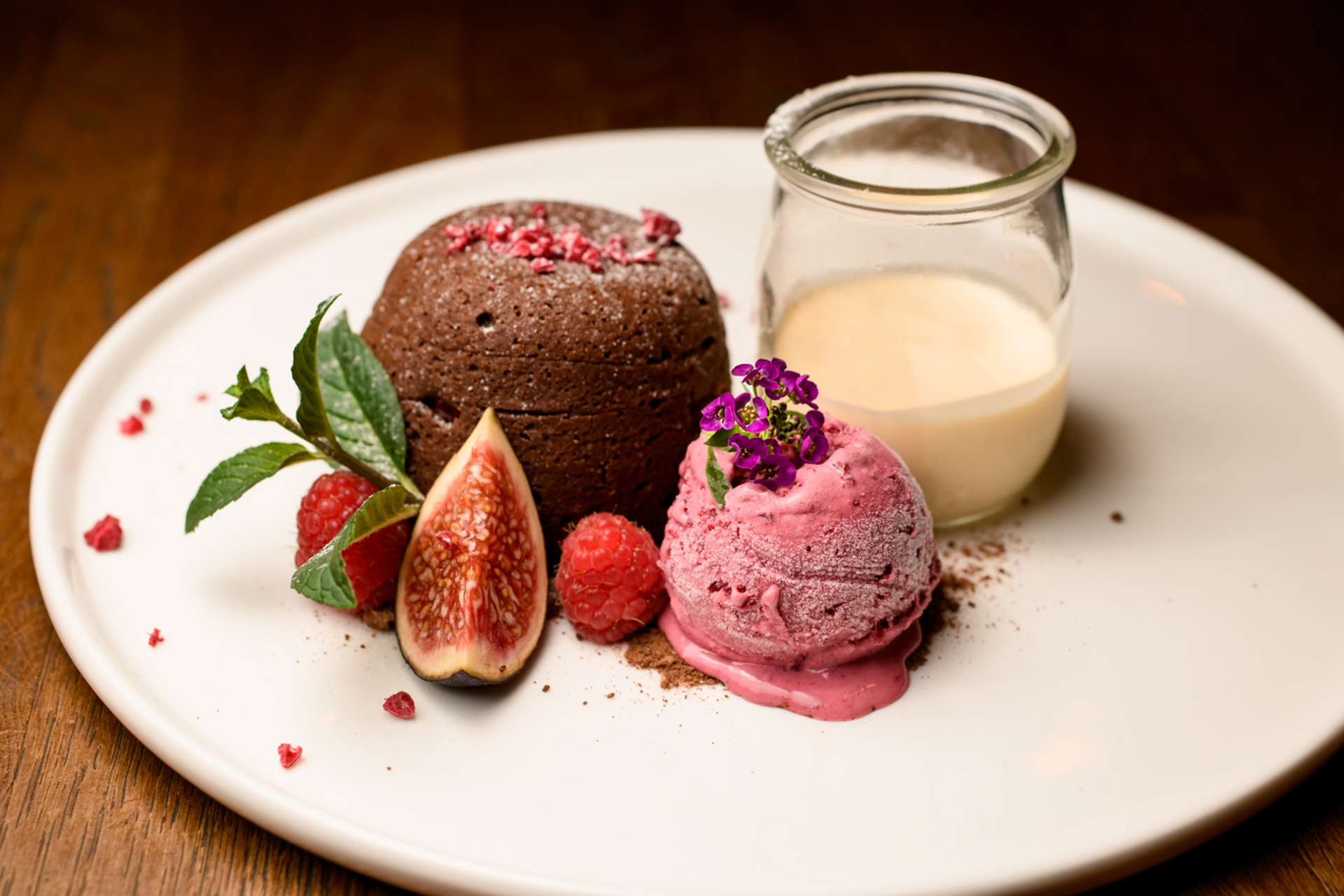 过量摄入高糖食物可能导致血糖波动,进而引发眼部血管问题.