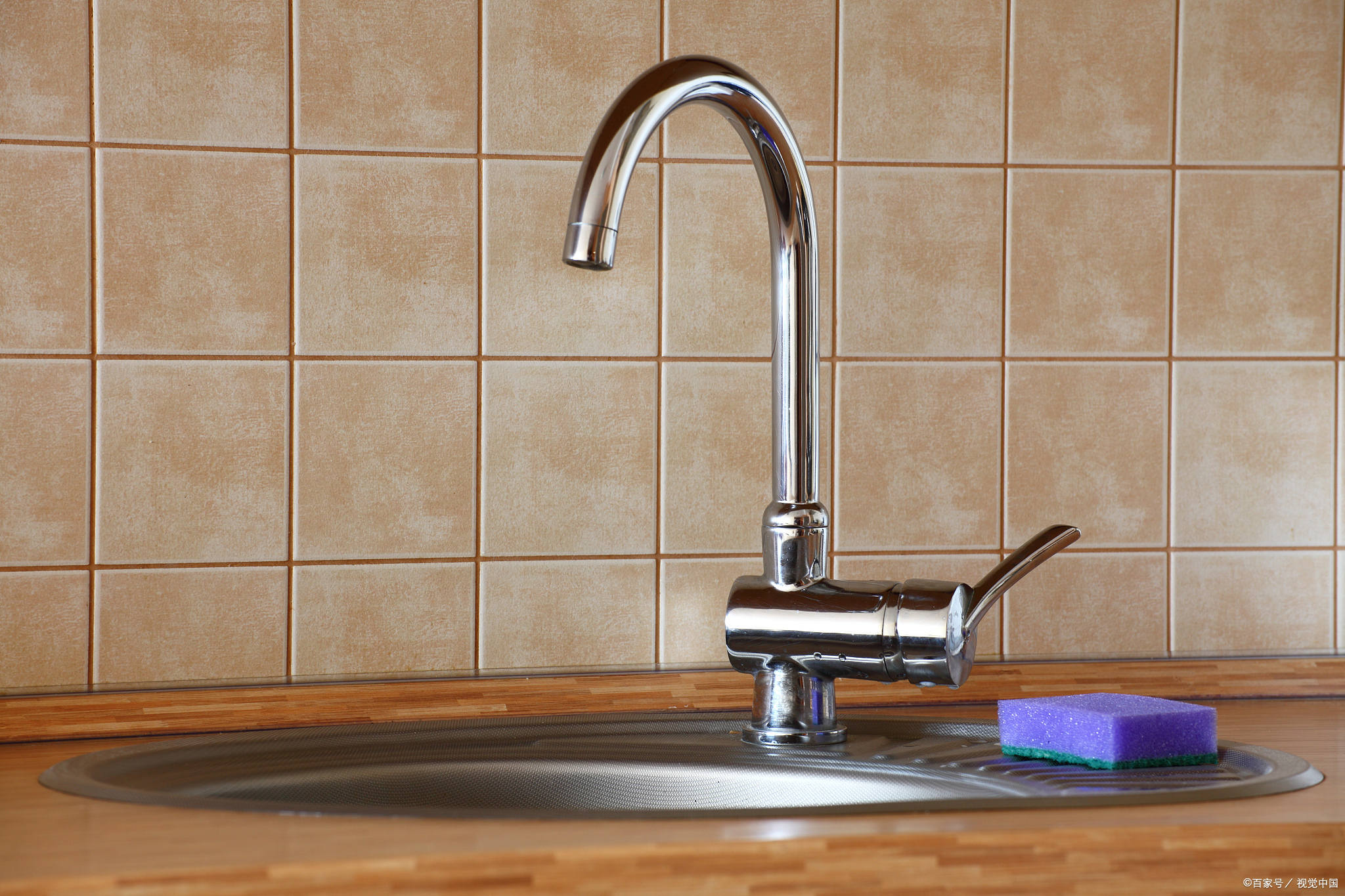 此外,文陶厨房菜盆冷热水水龙头还具有防溅和节水设计,让您的烹饪过程