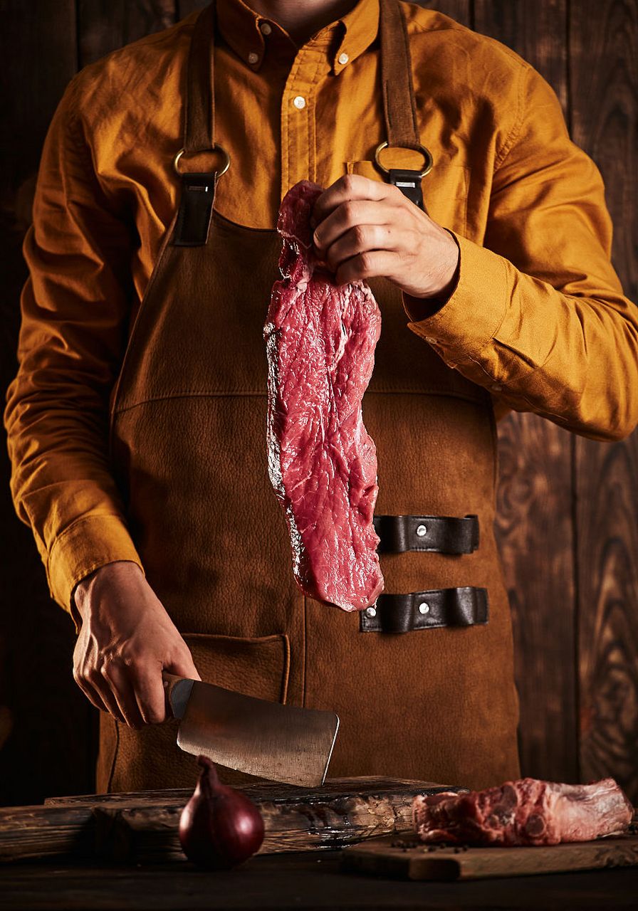 赵一以屠宰为生,他的技艺使他在村里小有名气