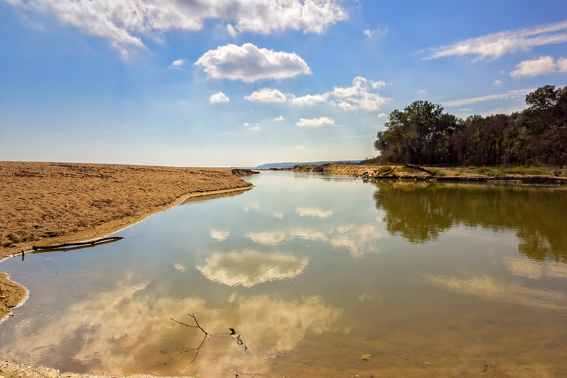 赤峰市翁牛特旗乌丹镇境内,有一个充满生态美的旅游区——红山玉龙