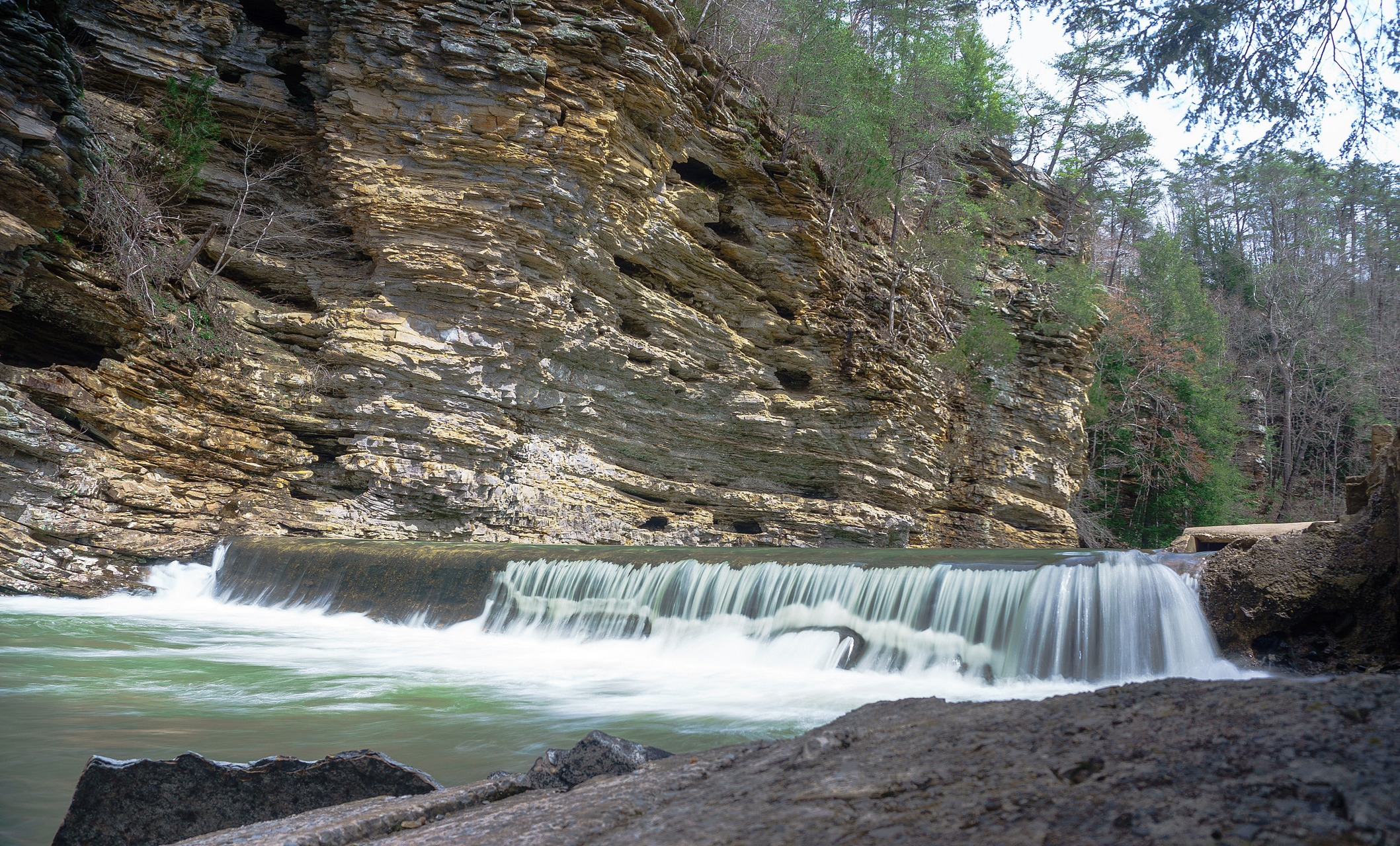 张家口飞瀑峡位于河北张家口市,是一处自然景观,集峡谷,瀑布,原始森林