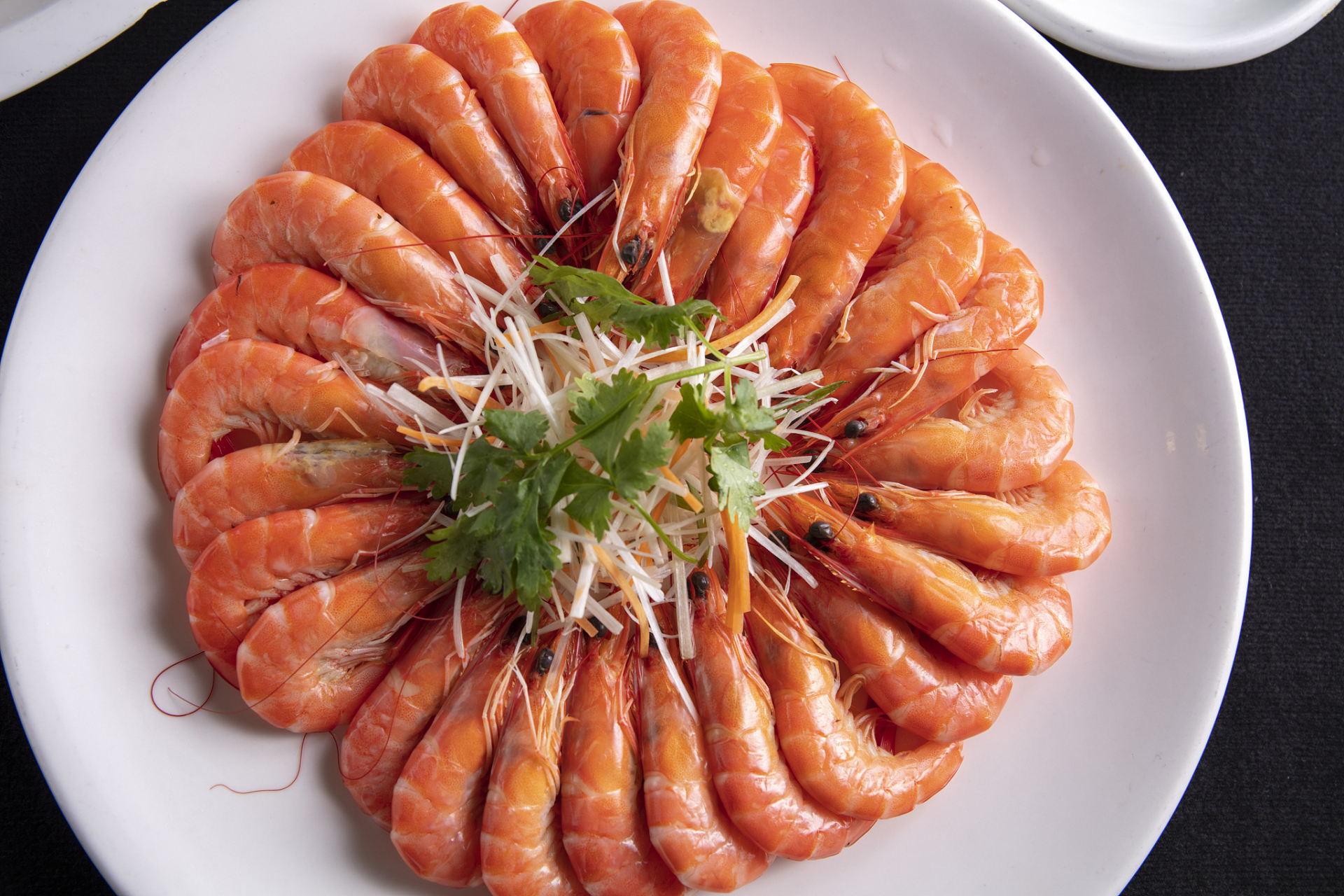 清洗去线须后再上锅哦~再撒上葱姜蒜辣椒调料简直