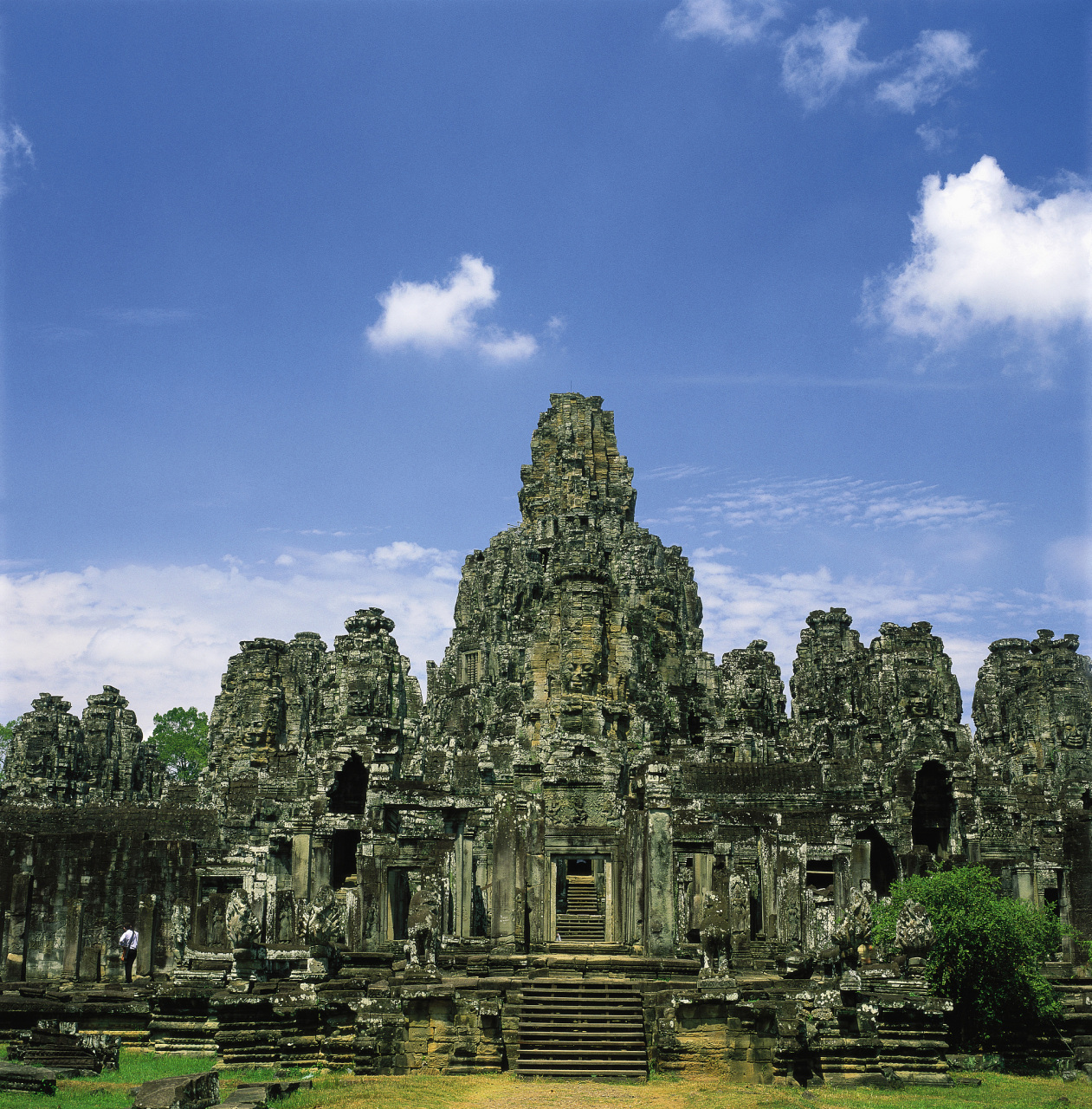 吴哥窟(angkor wat)是柬埔寨最著名的旅游景点之一,也是世界上最大的