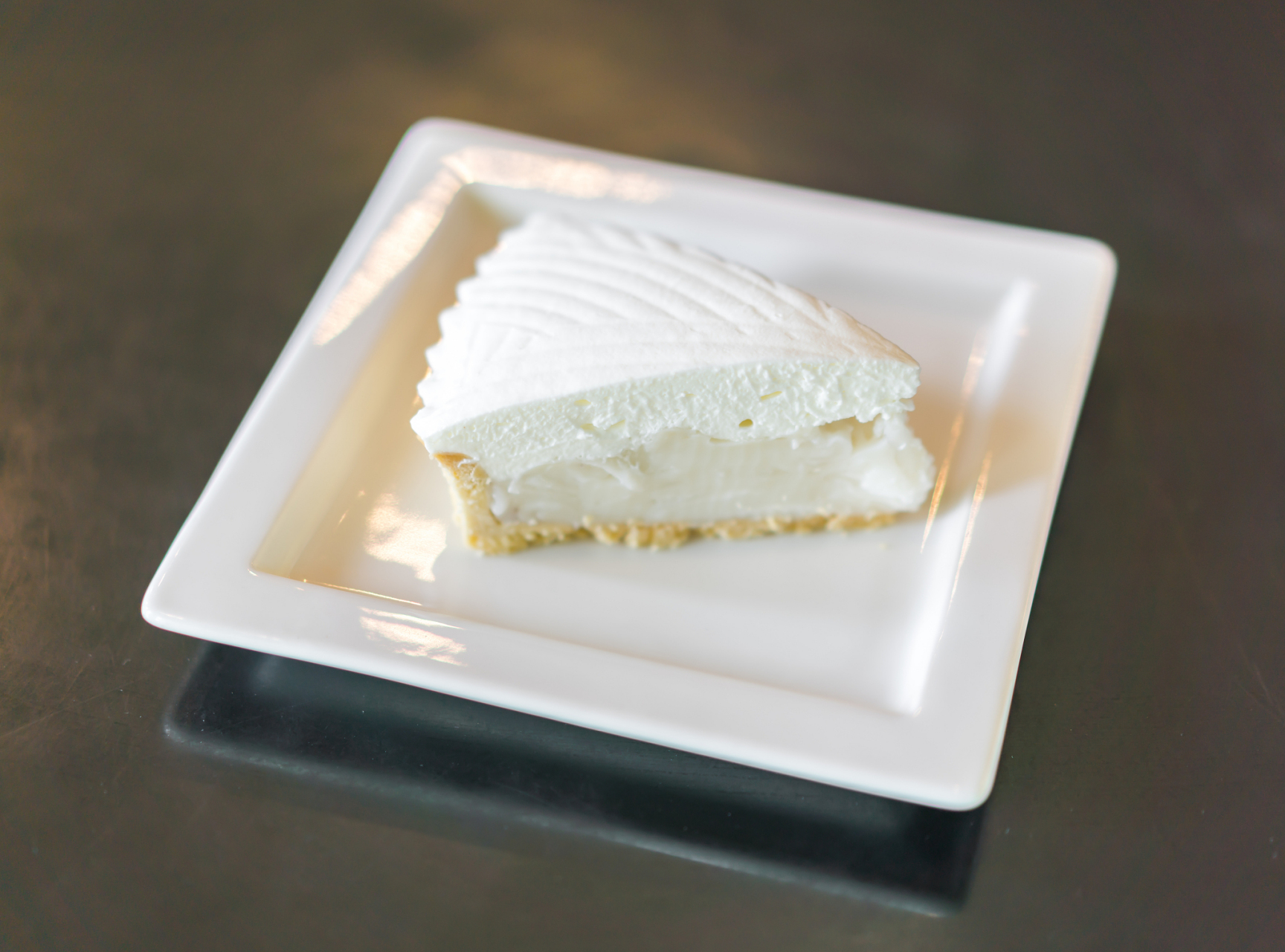 一份椰子慕斯蛋糕,让你在春日里品尝异域风情的美食.