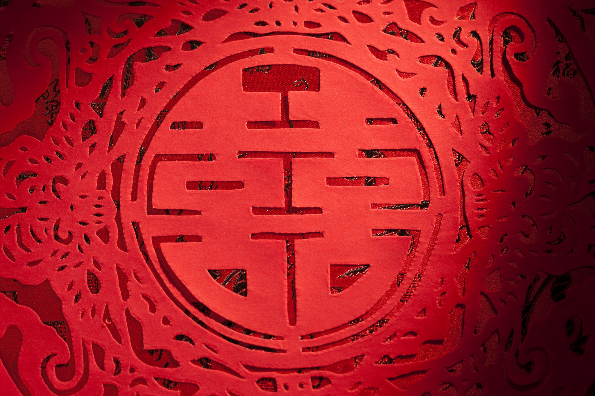 早晨一开门,就被对门新帖的大红喜字晃了眼,原来是他家32岁的儿子又