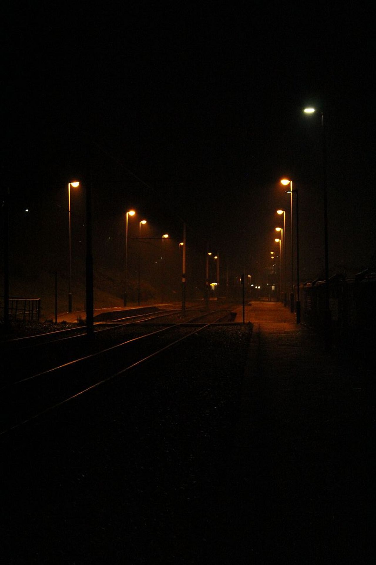 灯火通明夜未央,笔耕不辍为明光. 加班身影映窗寒,月伴辛劳梦亦香.