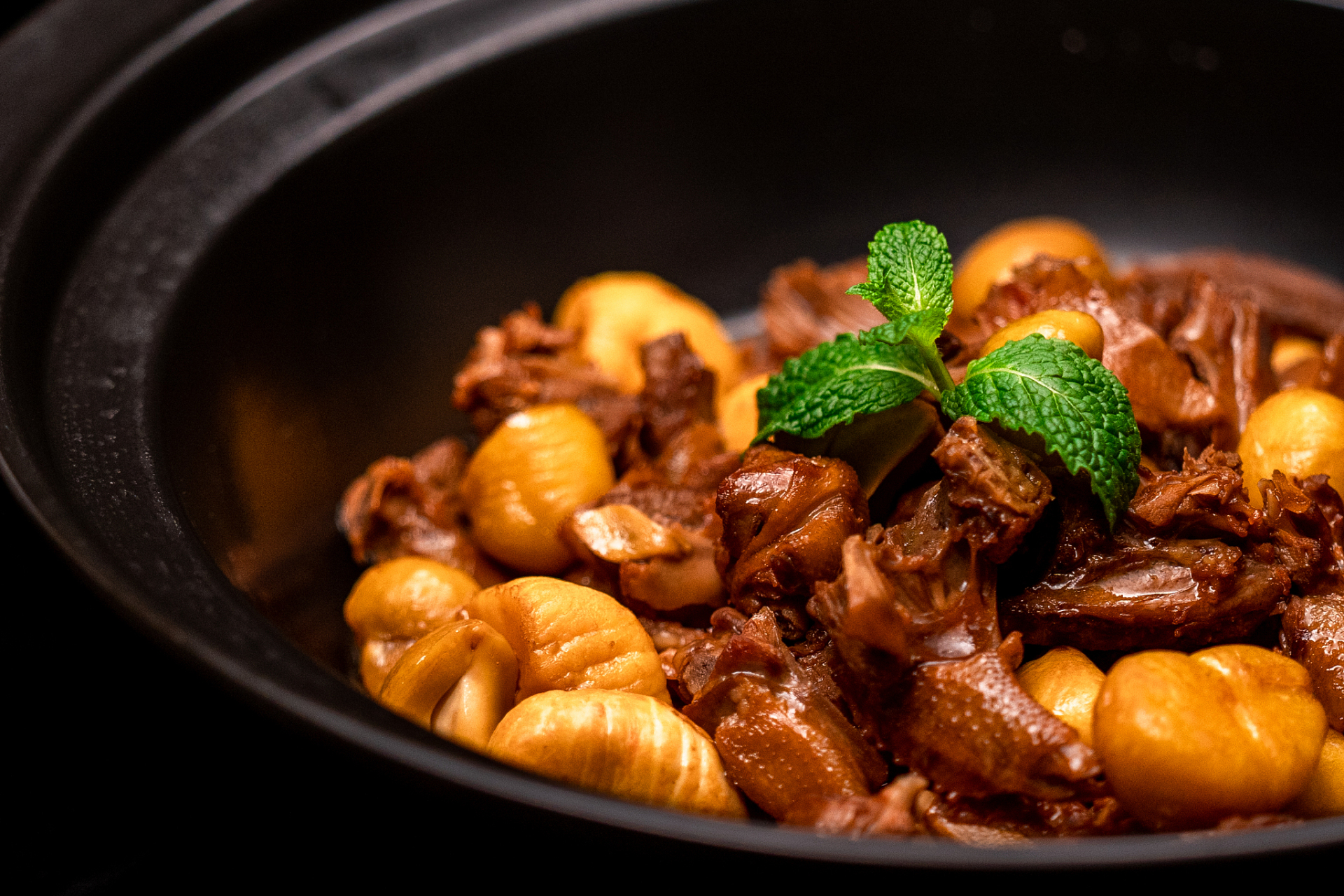 先需要准备食材:鸡,板栗,葱姜蒜,辣椒,料酒,盐,生抽,老抽,白胡椒粉