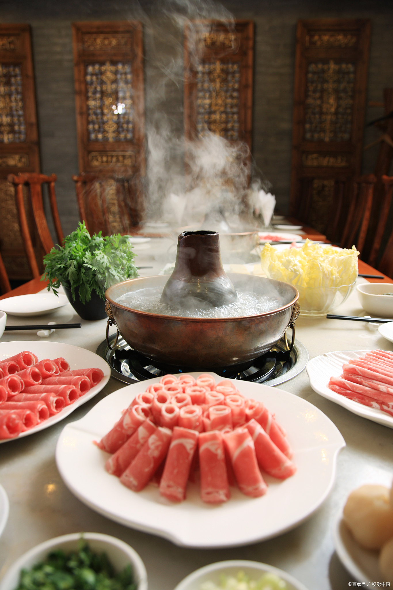 在寒风凛冽的冬天,一家人或朋友们围坐在热气腾腾的火锅前,享用着美味