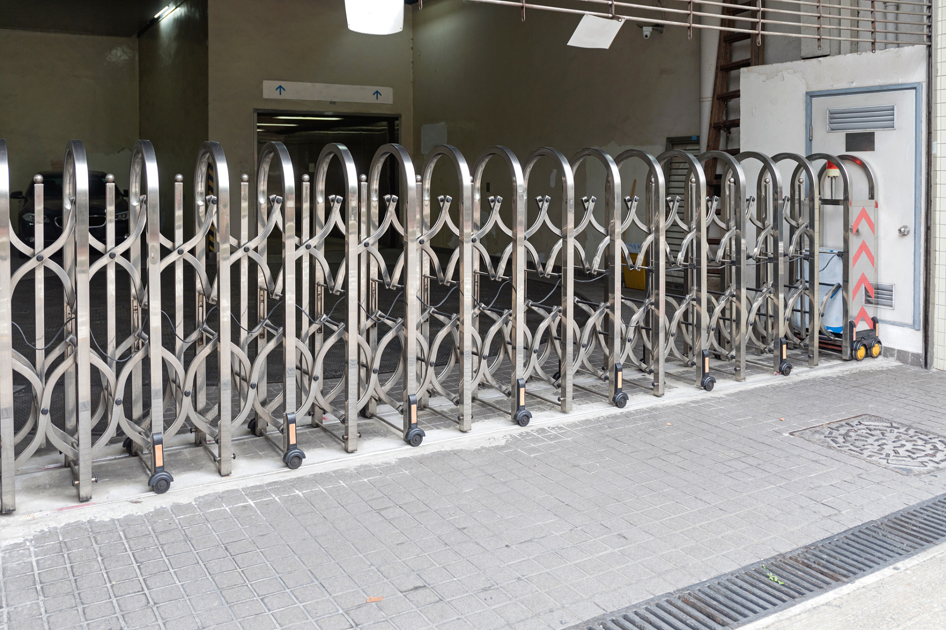 不锈钢伸缩门的结构设计很简单,不需要占用太多的空间,适合各种场景.