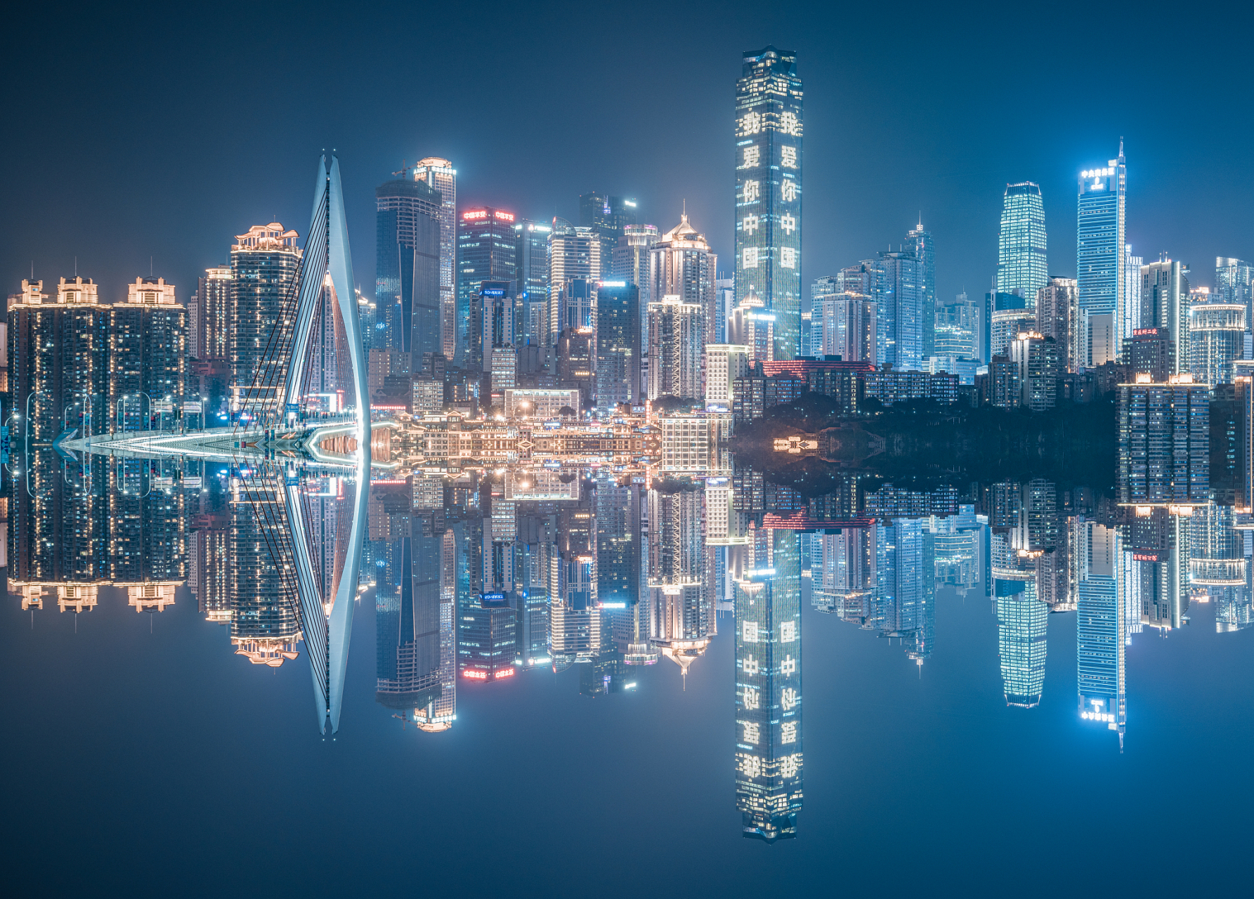 重庆朝天门位于重庆市渝中区渝中半岛的嘉陵江与长江交汇处,城门原题