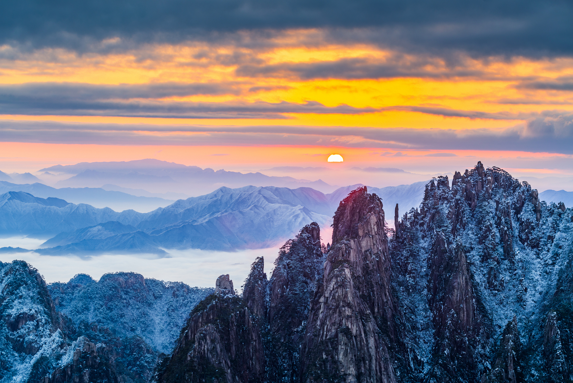 安徽黄山是中国最具代表性的山脉之一,也被誉为"中国五大名山"之一.