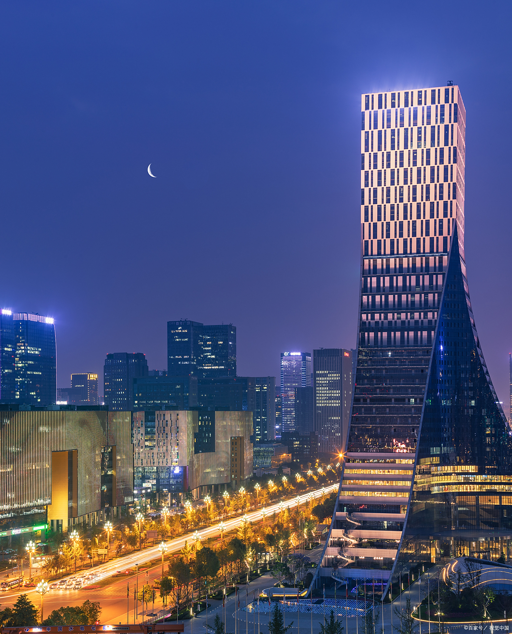 每个城市都有代表性的地标建筑,而说到成都,没有唯一的答案,一方面是