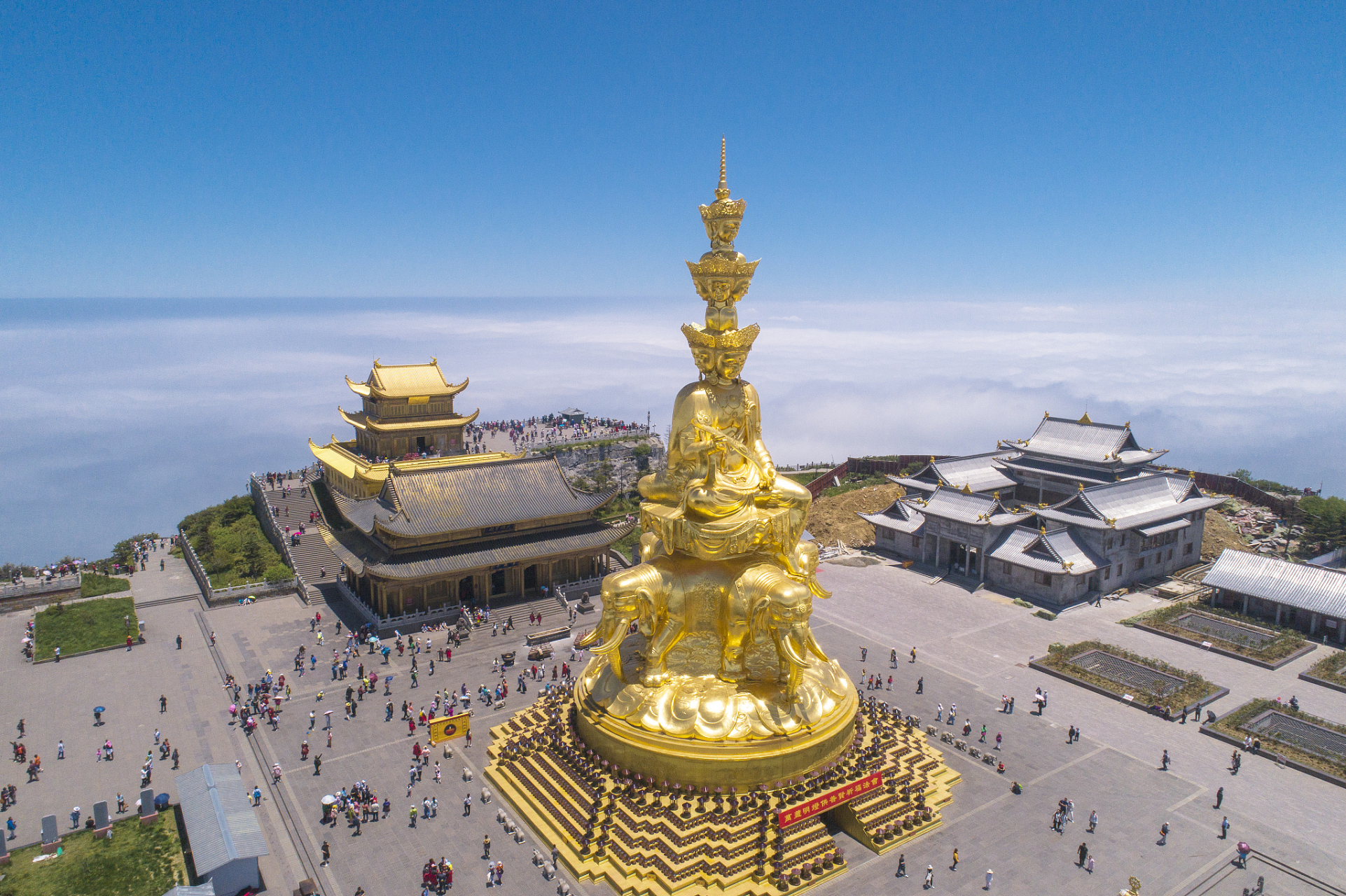峨眉山一日游最佳攻略:早上出发,欣赏沿途美景,抵达后参观大佛禅院,红