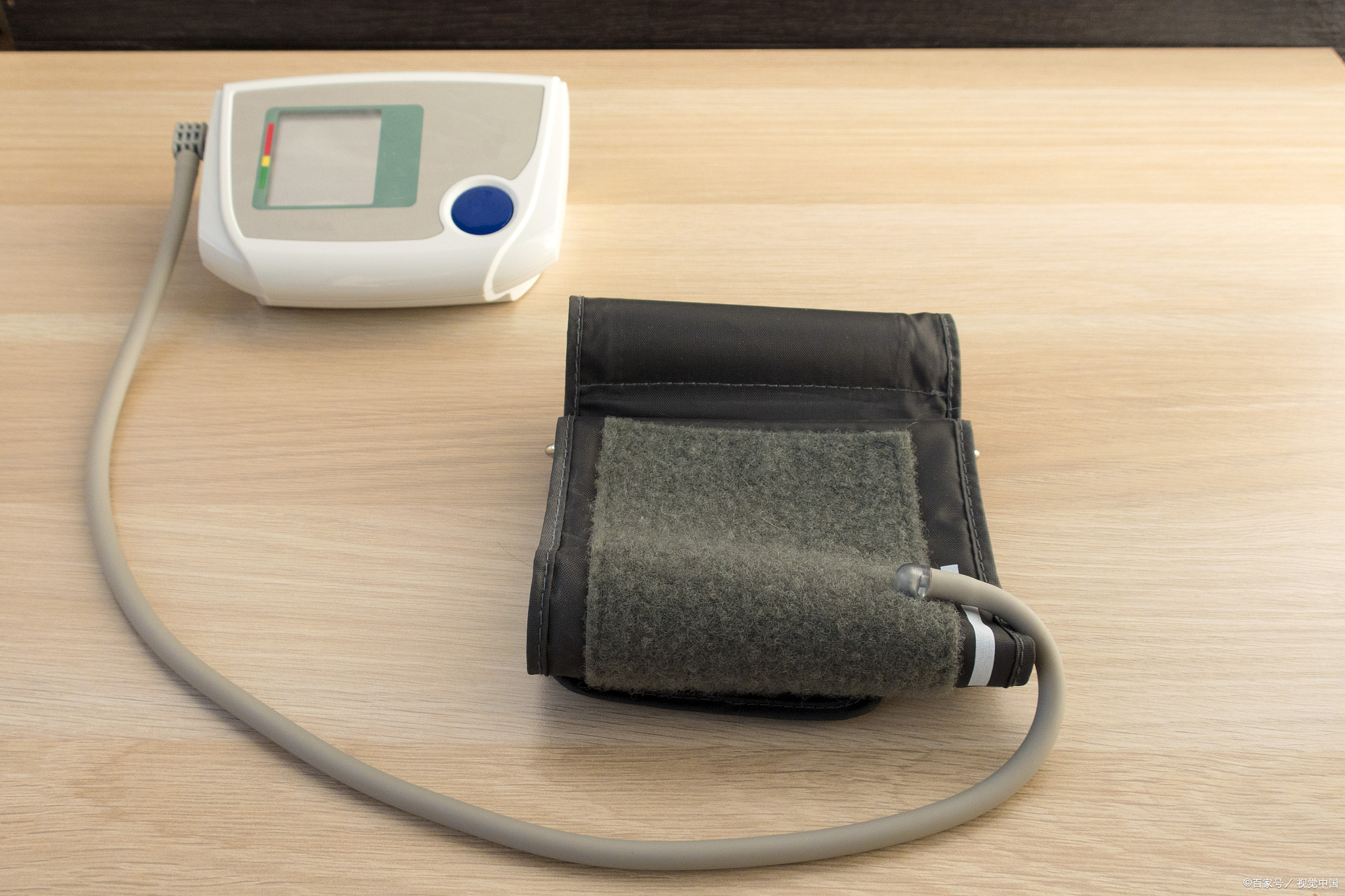 血管就像河堤,最怕反复冲刷,一会儿血压高,一会儿血压低,容易破裂出血