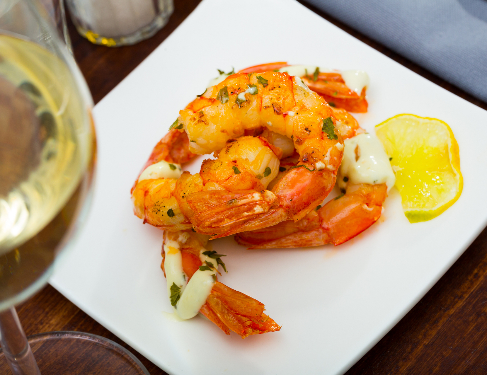 泰式柠檬虾:清新可口的夏日美食 将新鲜的虾仁与辣椒,蒜泥,柠檬汁和