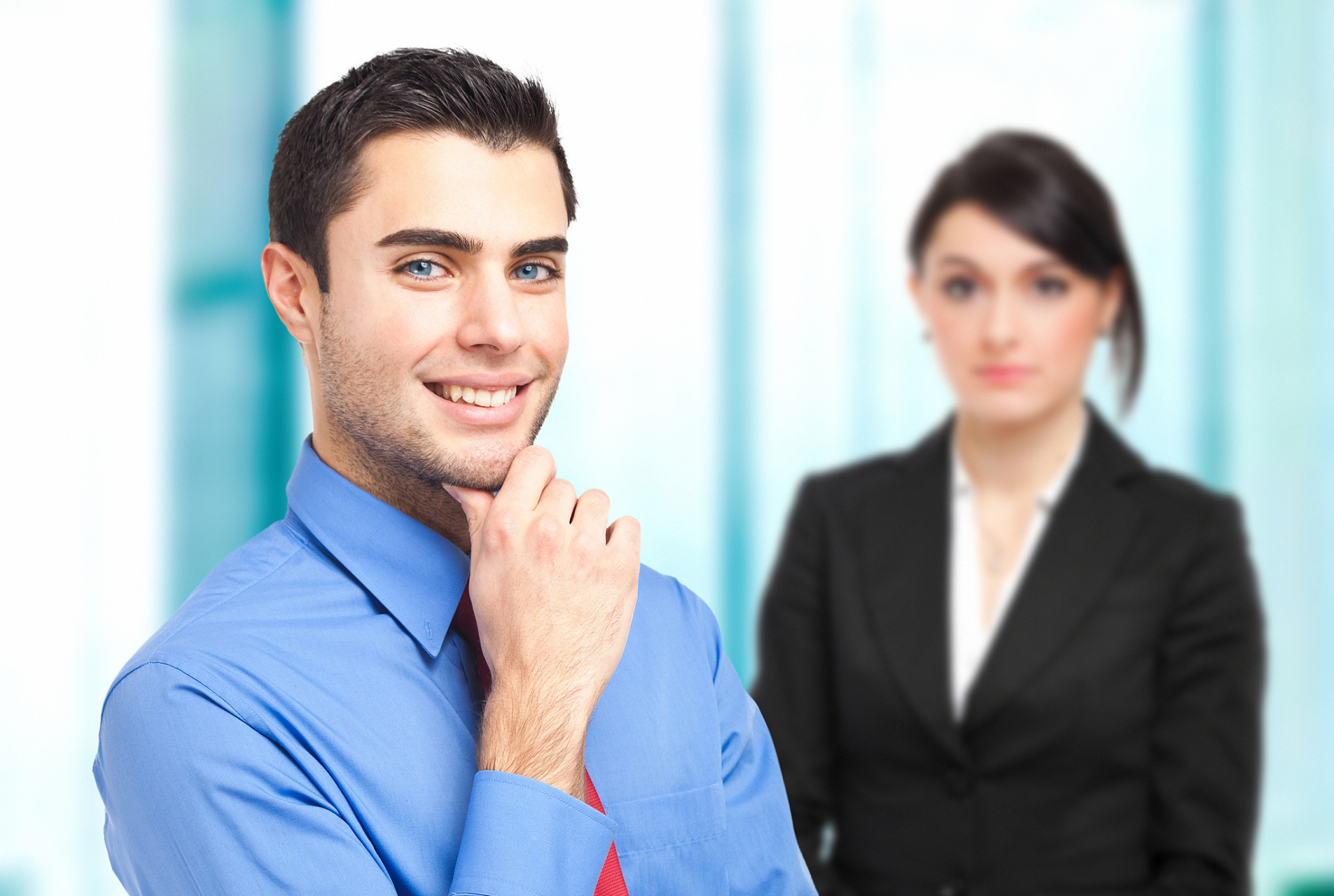 与人交流时正视对方眼睛可传达自信,真诚和尊重,有助于建立良好关系.