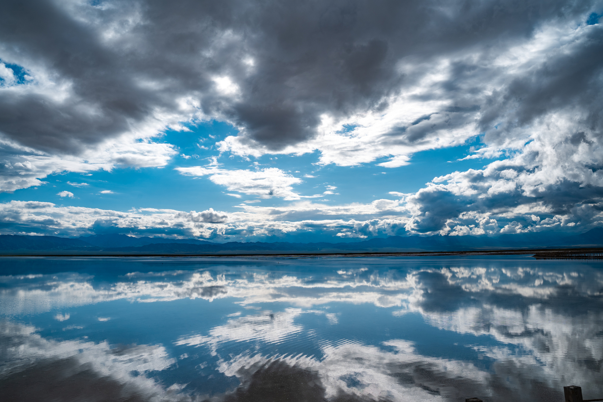 新疆盐湖,这个被誉为"天空之镜"的地方,正是你寻找的那份宁静与美丽.