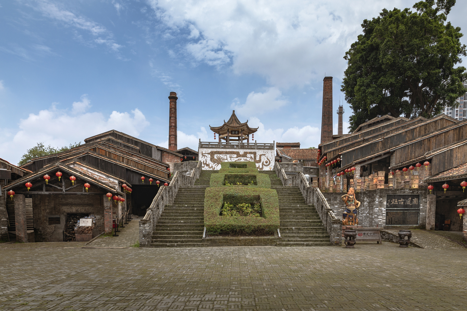 佛山南风古灶位于广东省佛山市石湾镇,是一个集旅游,观光,生产,习艺