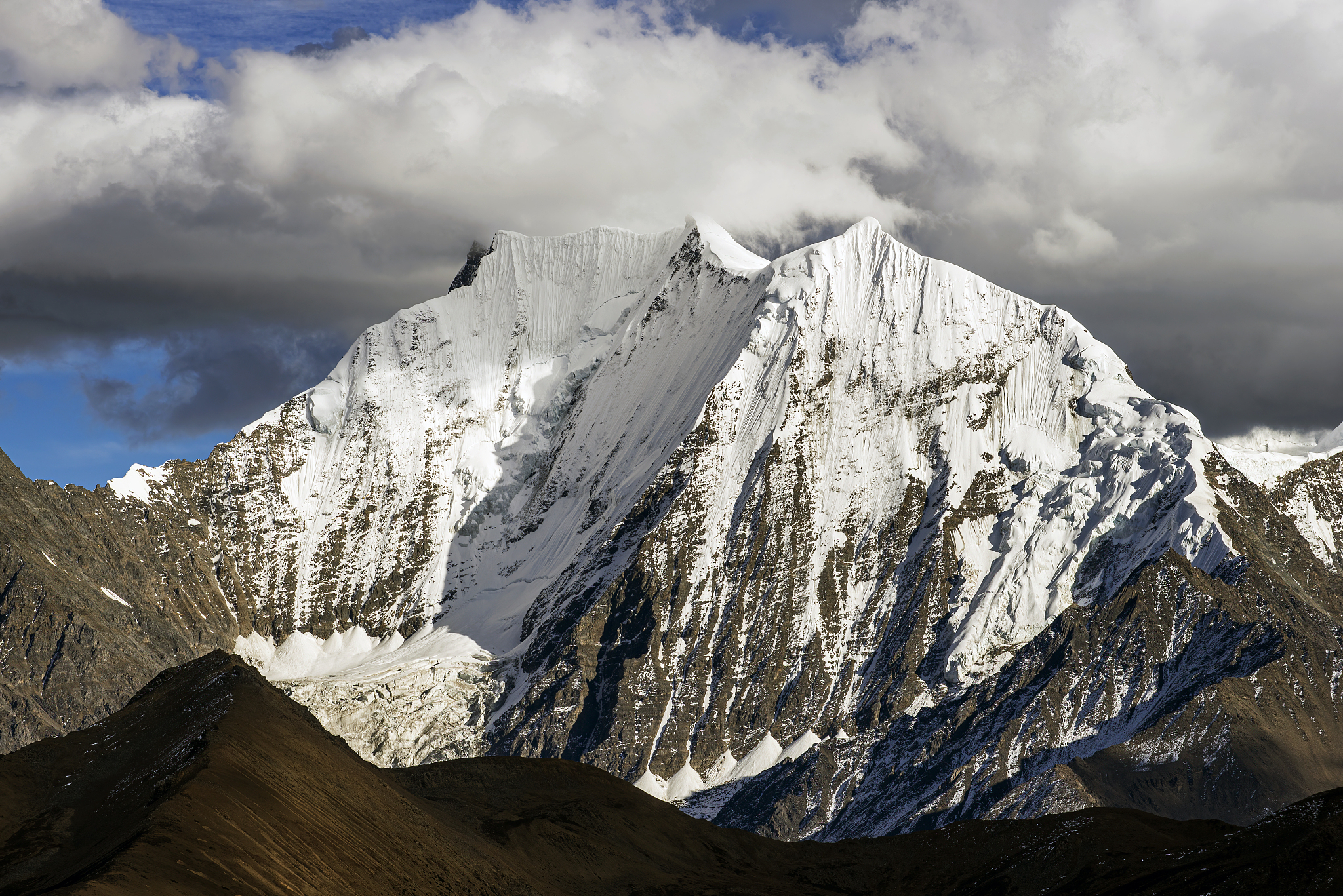 攀登梅里雪山之巅,挑战缅茨姆峰的极限
