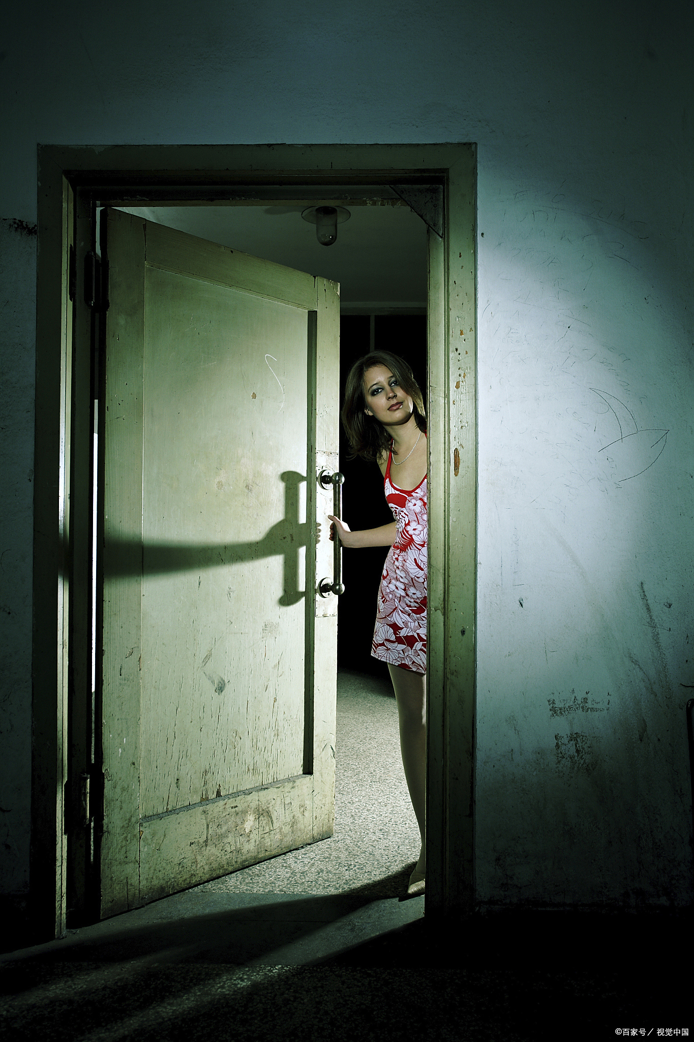 我住在五星级酒店,却被保安猥琐大叔强行刷卡进入 我