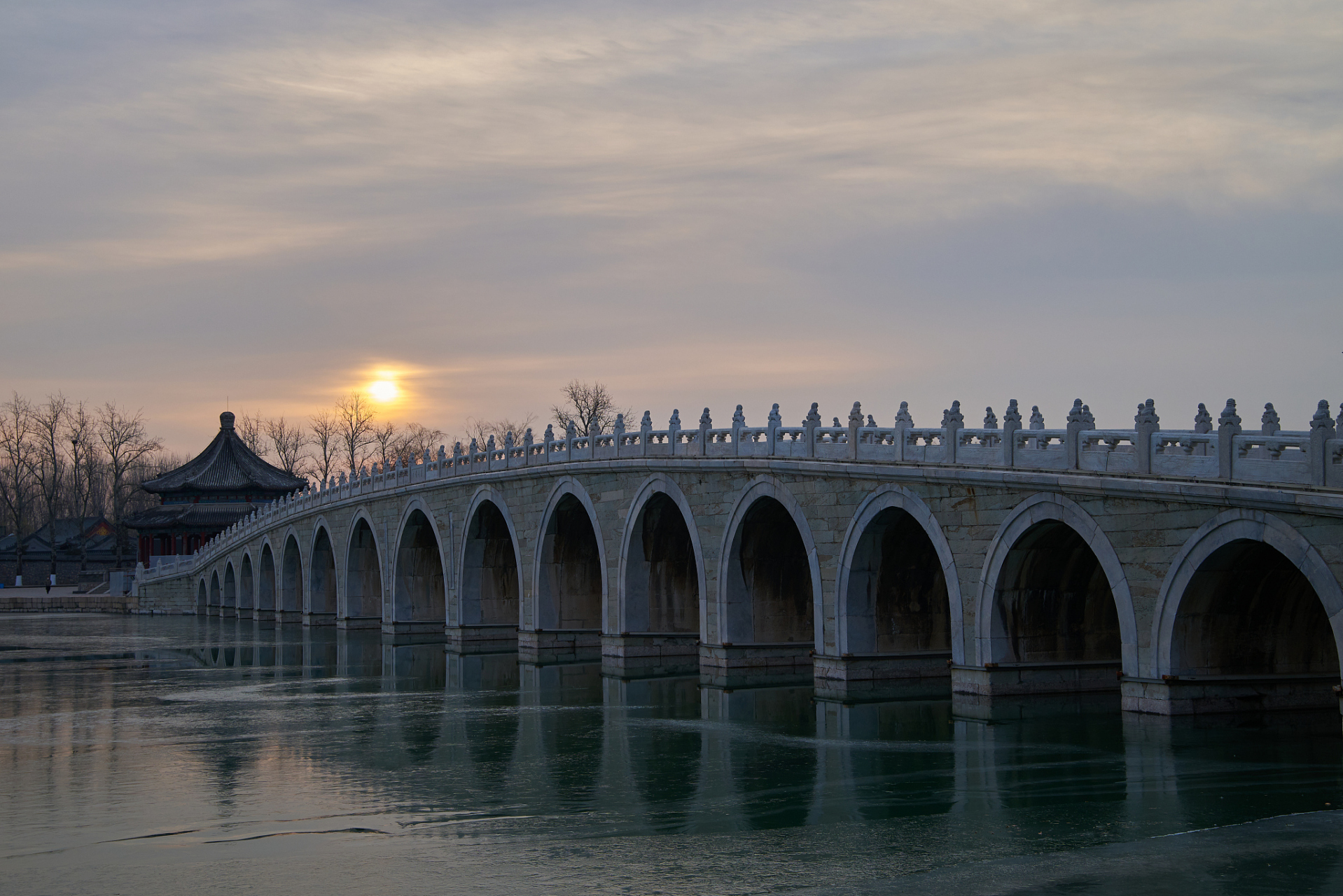 颐和园十七孔桥简介|十七孔桥是北京颐和园中著名的景点之一.