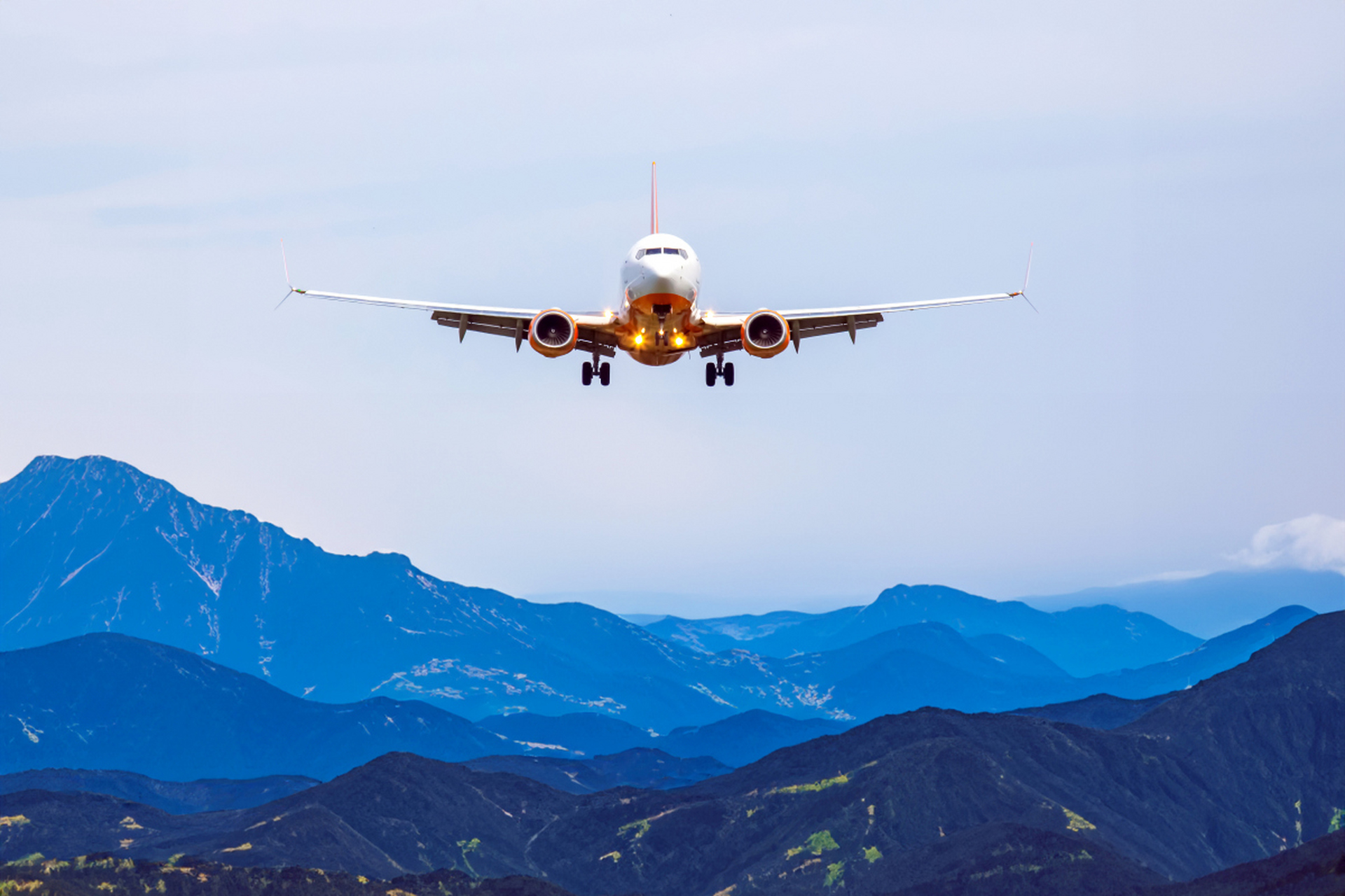 香水是许多人的日常必需品,但在携带上飞机时,需要遵守航空公司的规定