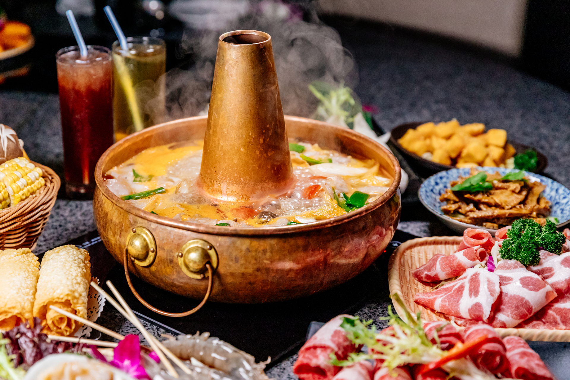 东北火锅是具有满族遗风的一种地方食俗.