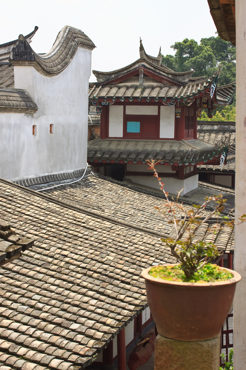 古代房屋有多种称谓,如草堂,茅舍代表简陋住宅,仙居,蓬莱象征美好居所