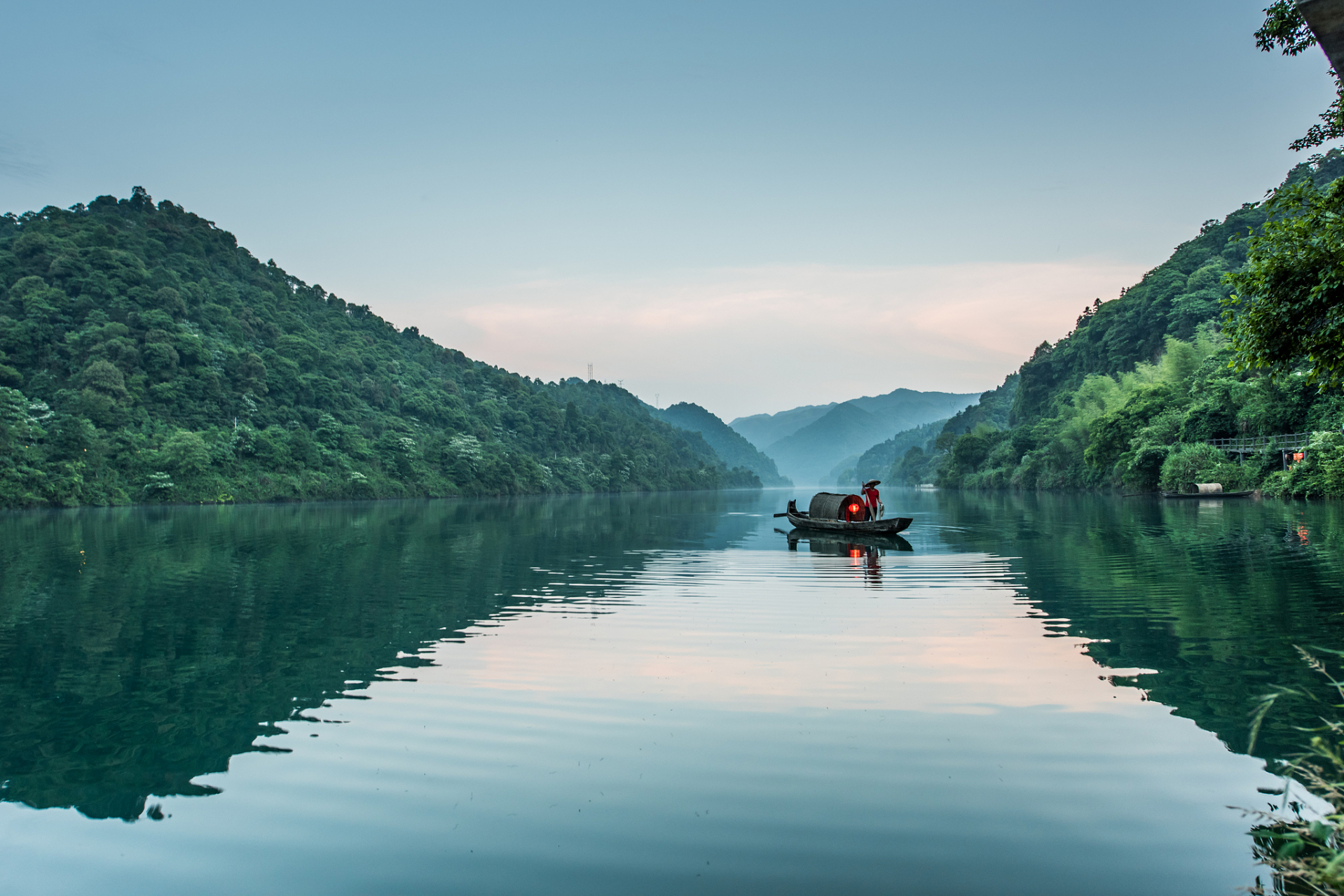 三江两岸滨水游#  富春江位于浙江杭州市西南部,是中国著名的江河之