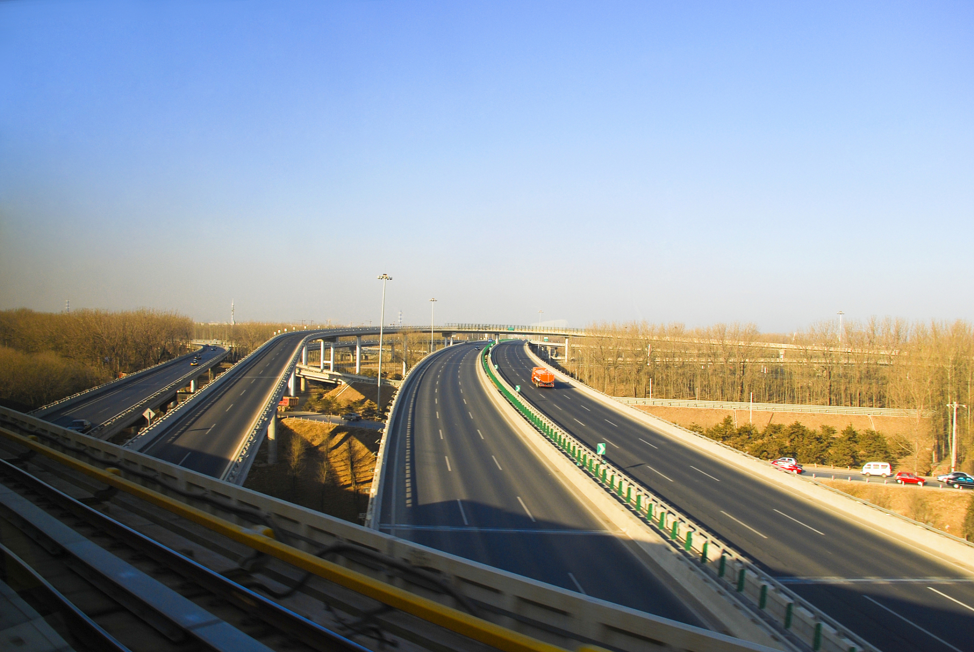 它就是京新高速,一条穿越大漠戈壁,连接东西的神秘之路.