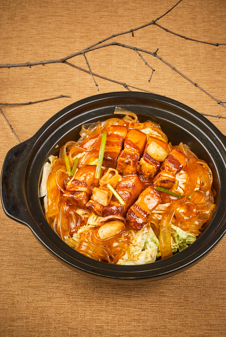 猪肉炖白菜粉条是一道非常经典的中国东北菜肴,它的原料包括猪肉