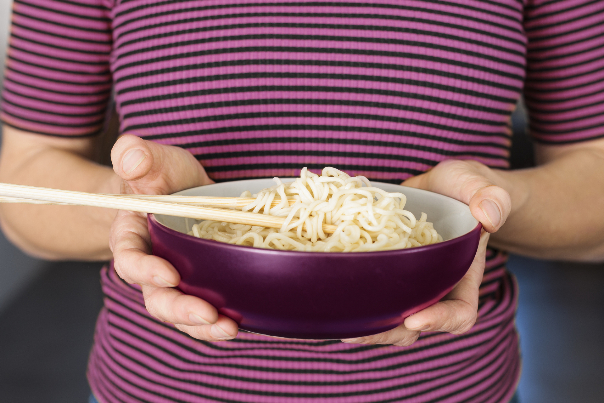 从热量,营养成分和升糖指数等方面来看,大米和面条的差异并不大,孜