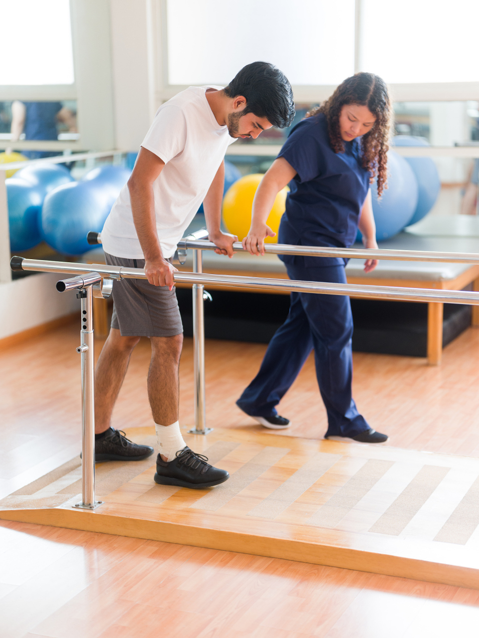 脑梗后,过早的步行训练可导致膝关节过伸和棒状划圈