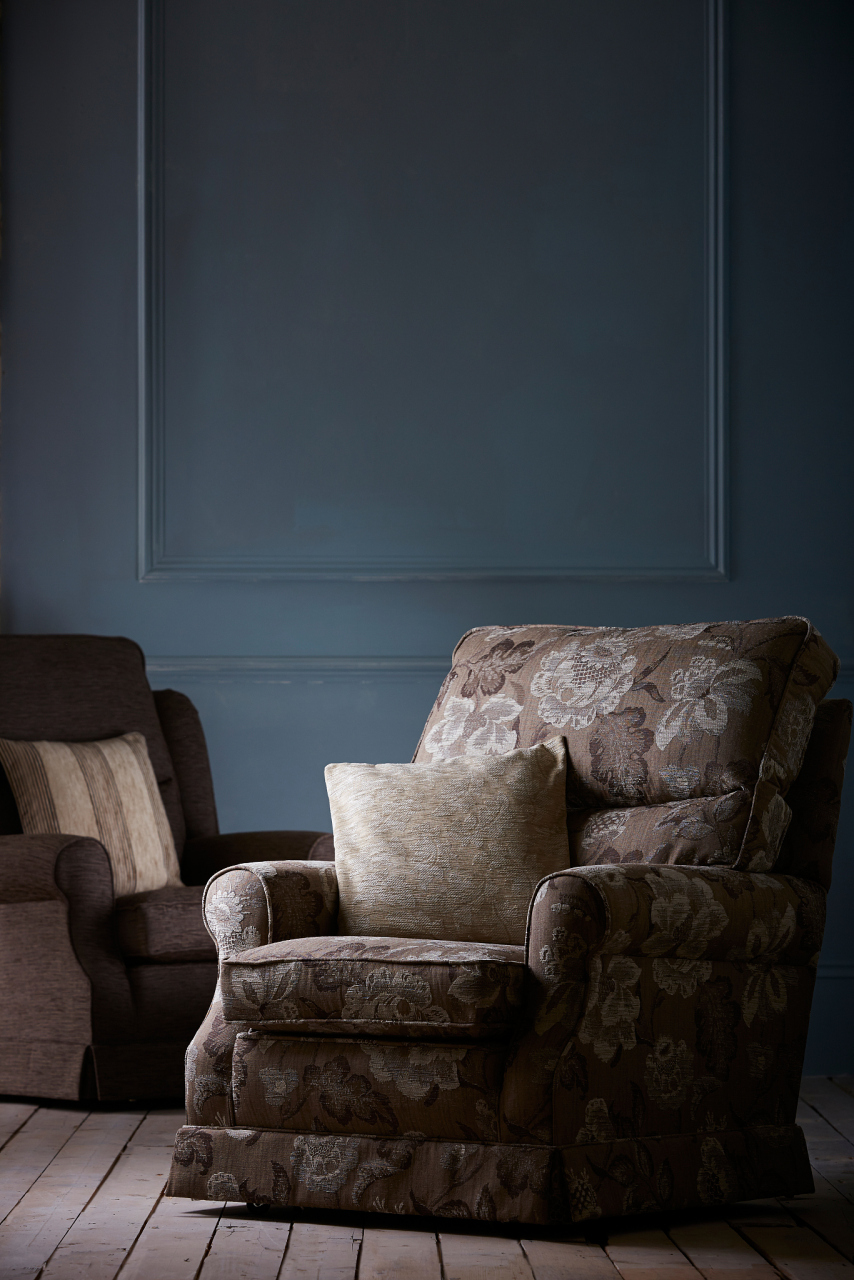 1,套数的选择  沙发以形状区分,有单人沙发,双人沙发,长形沙发,曲尺形