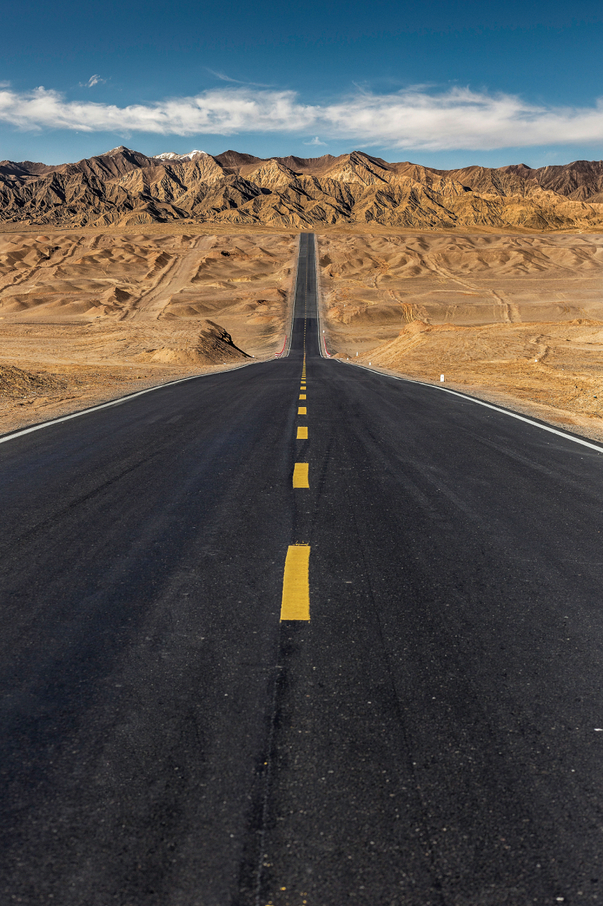 青藏公路连接西宁与拉萨,1950年动工,1954年通车,是